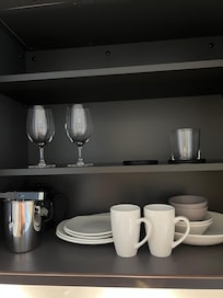 部屋にはグラスやお皿もあり