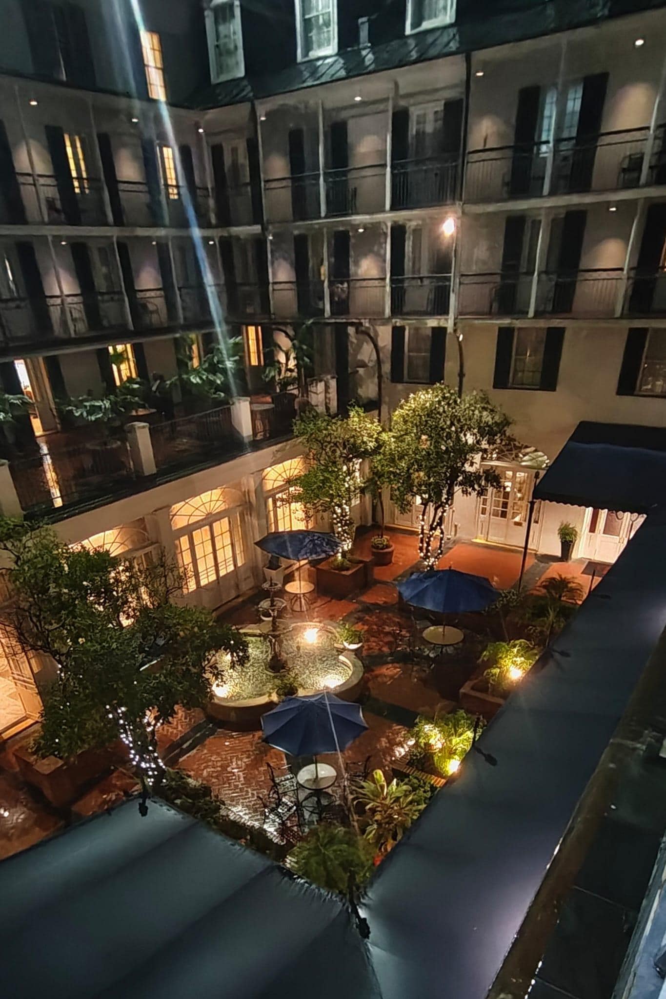 Vue sur cour intérieur depuis blacon/coursive de la chambre