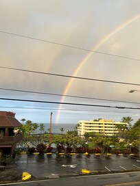 The sunsets and rainbows from the lanai were wonderful. Easy walk to the Royal Kona.