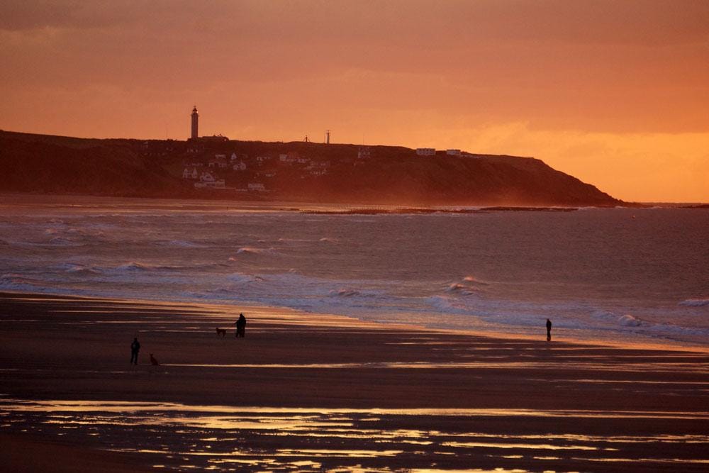 Cap Gris-Nez vu au téléobjectif au moment du coucher de soleil.