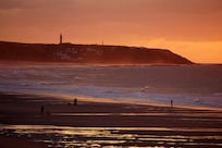 Cap Gris-Nez vu au téléobjectif au moment du coucher de soleil.