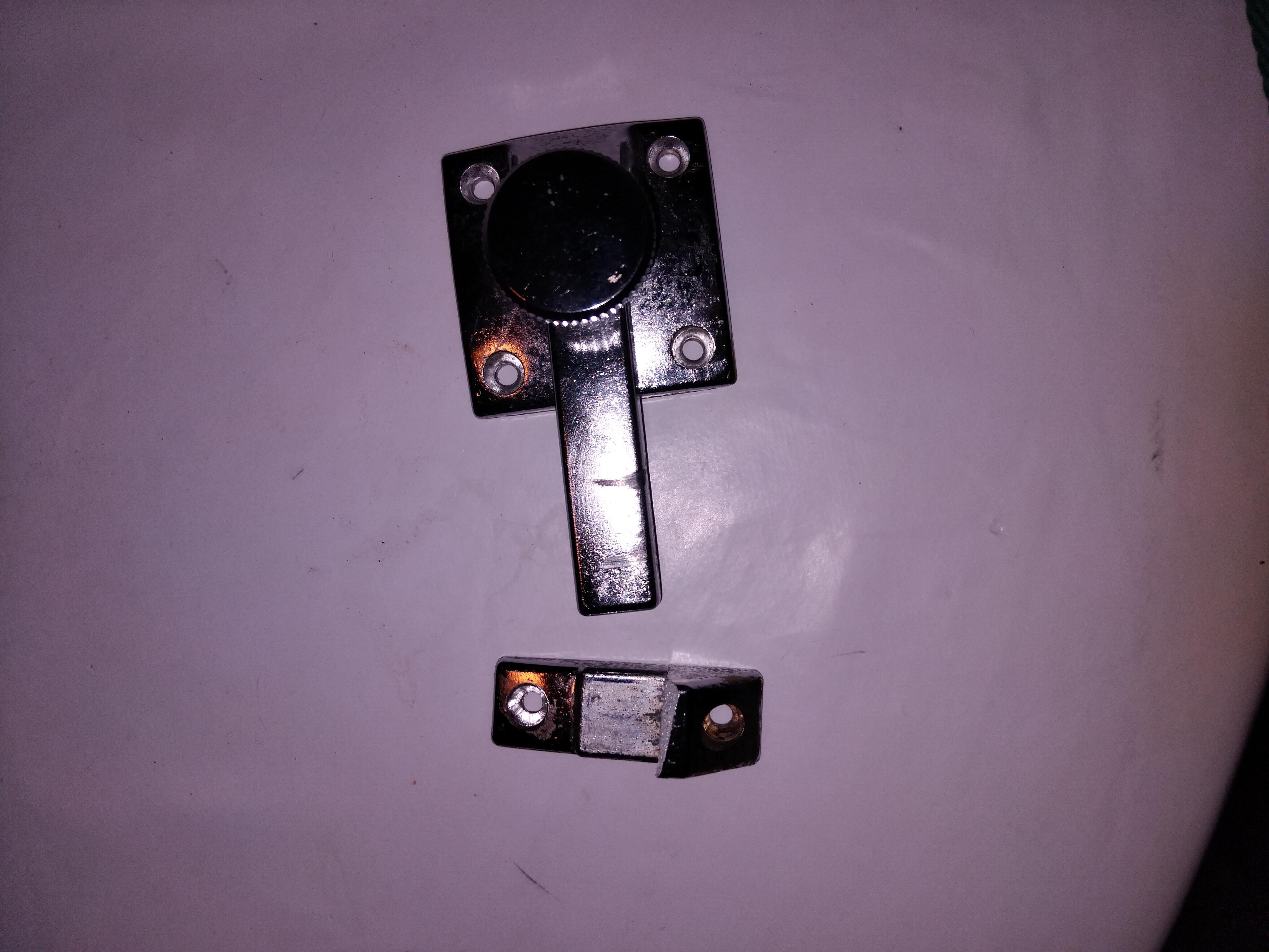 loquet se refermant sur lui même démonté par le serrurier