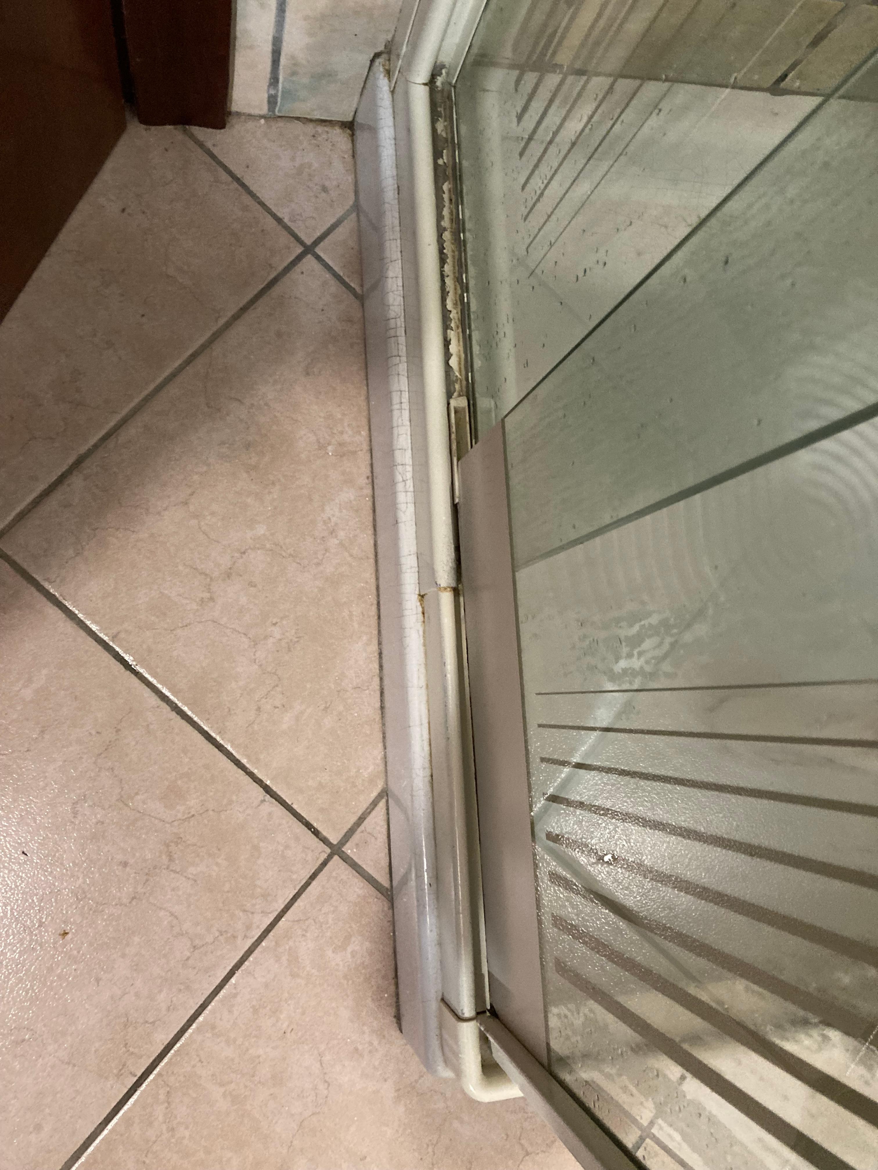 Die Duschkabine in den Laufschienen in die Jahre gekommen 