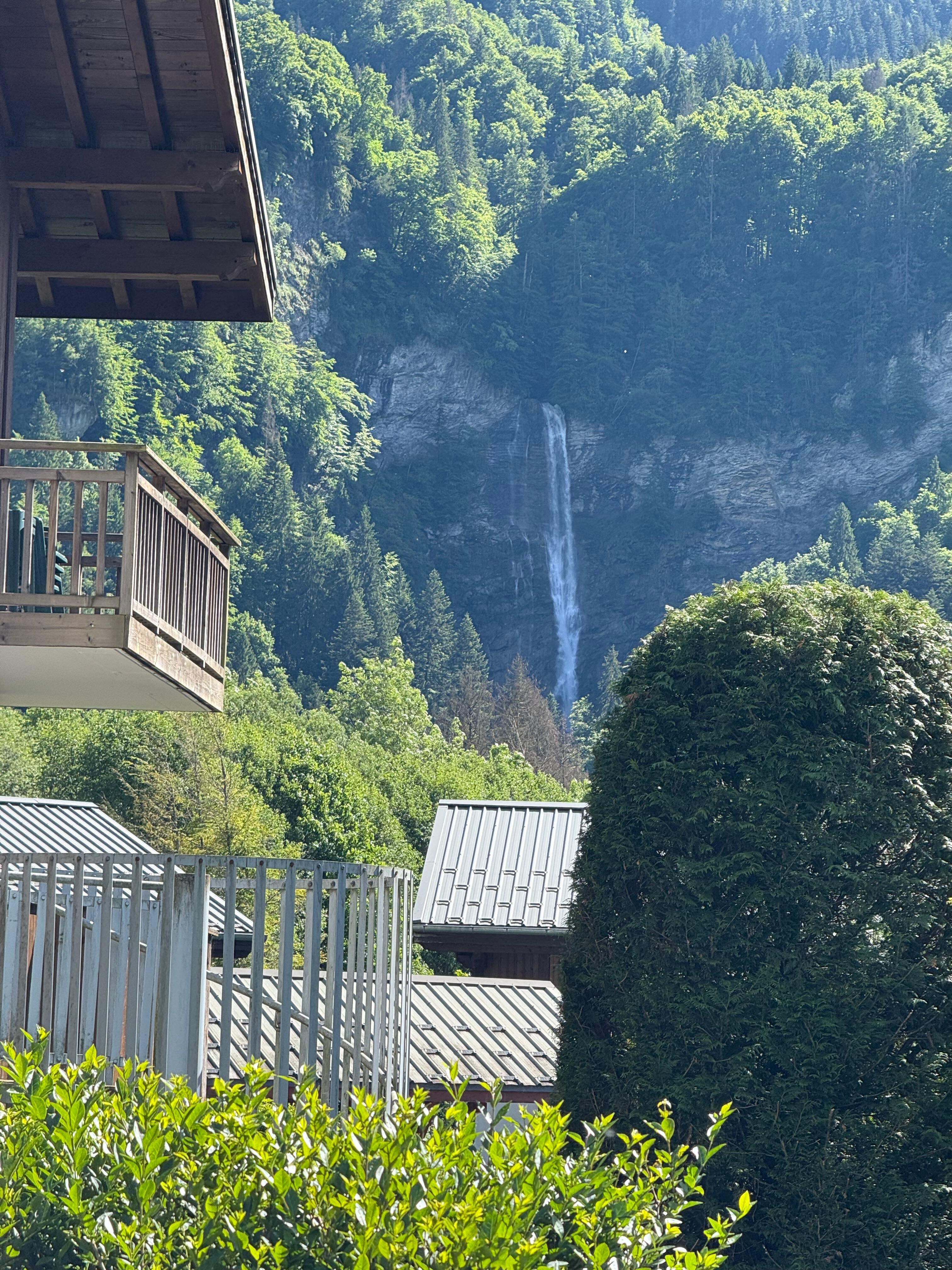 La cascade en face!