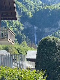 La cascade en face!