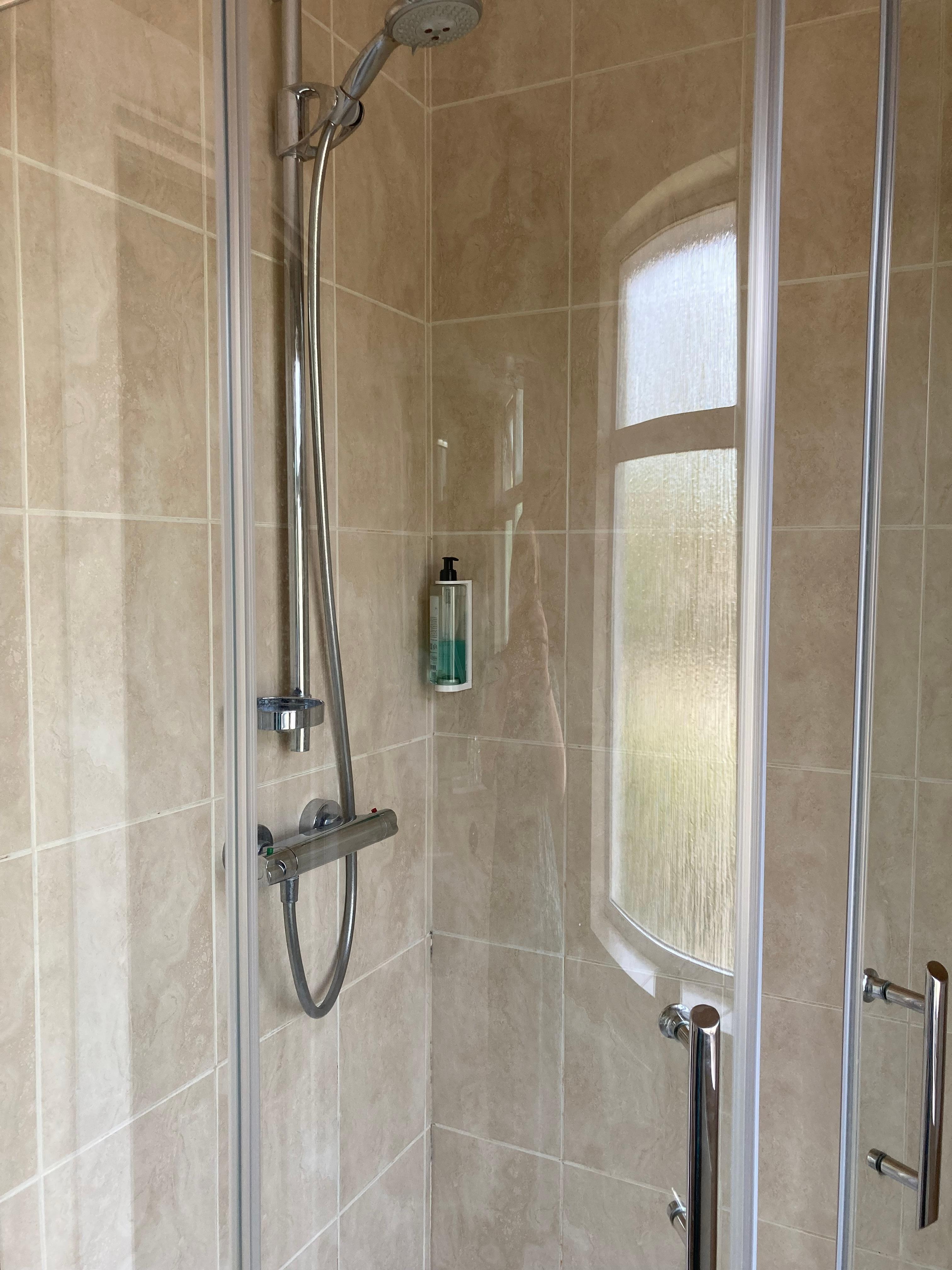 Roomy shower 