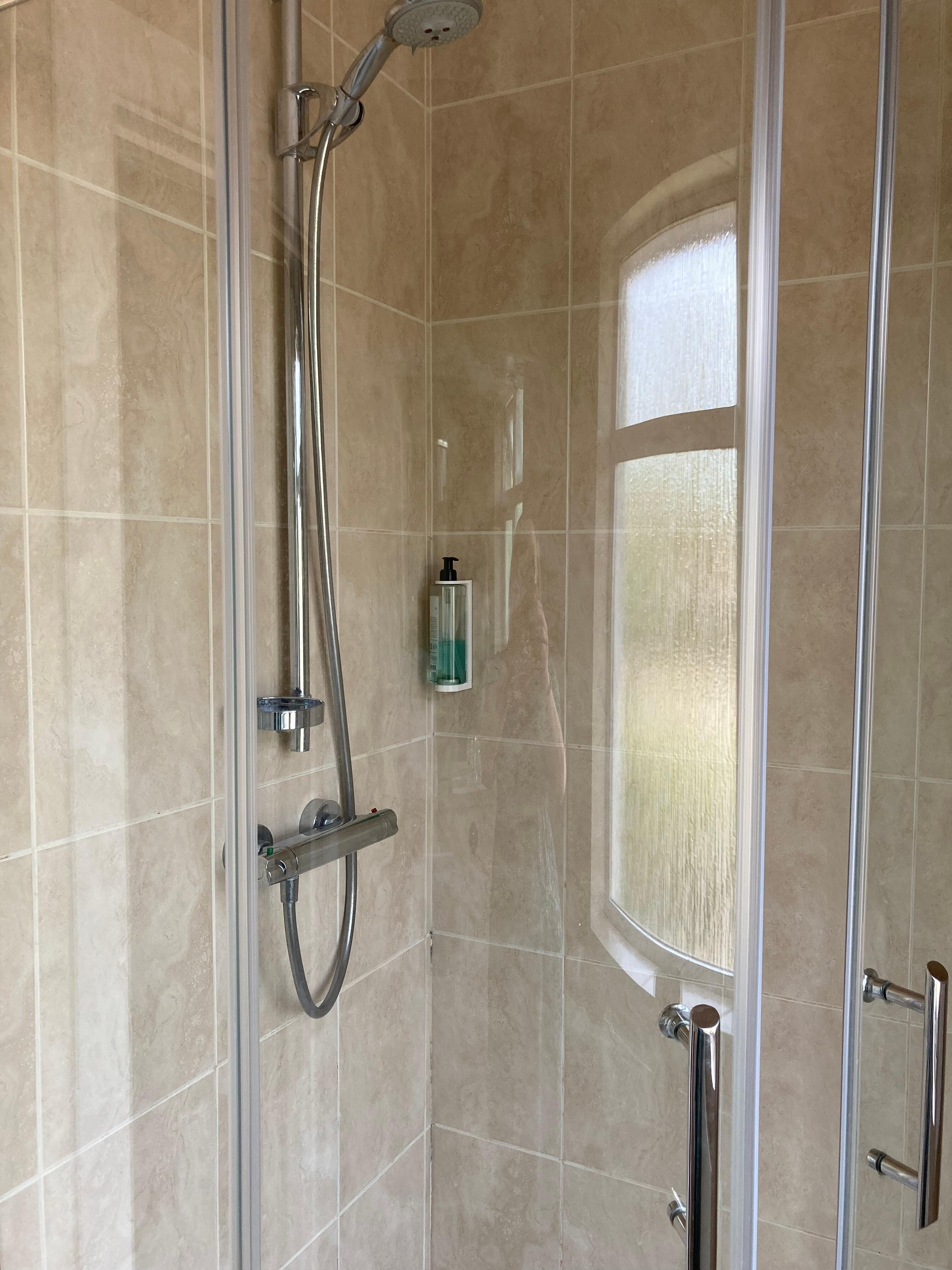 Roomy shower 