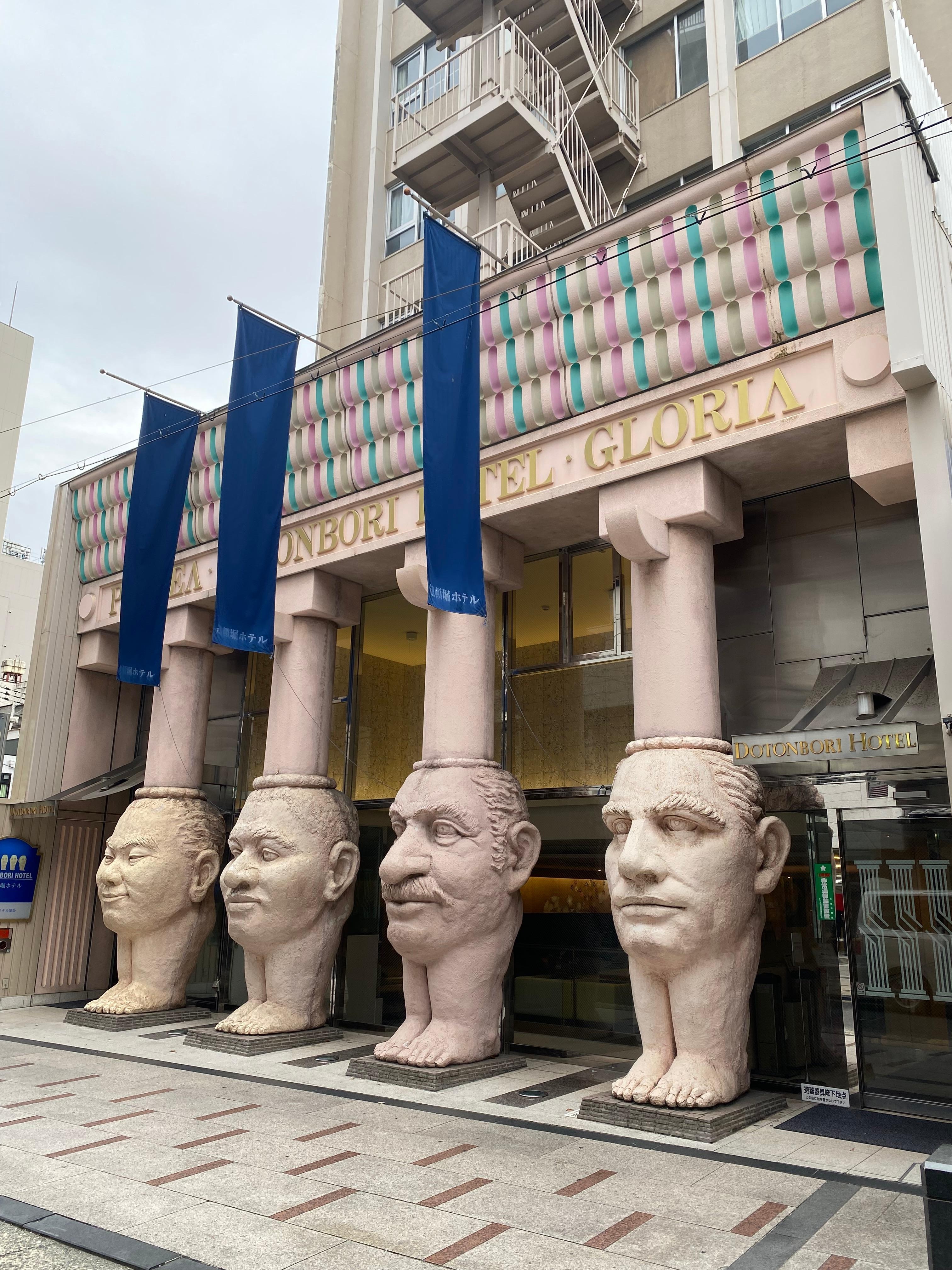 入り口は不思議な彫刻があり、観光客が写真を撮っていきます。