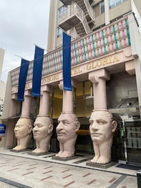入り口は不思議な彫刻があり、観光客が写真を撮っていきます。