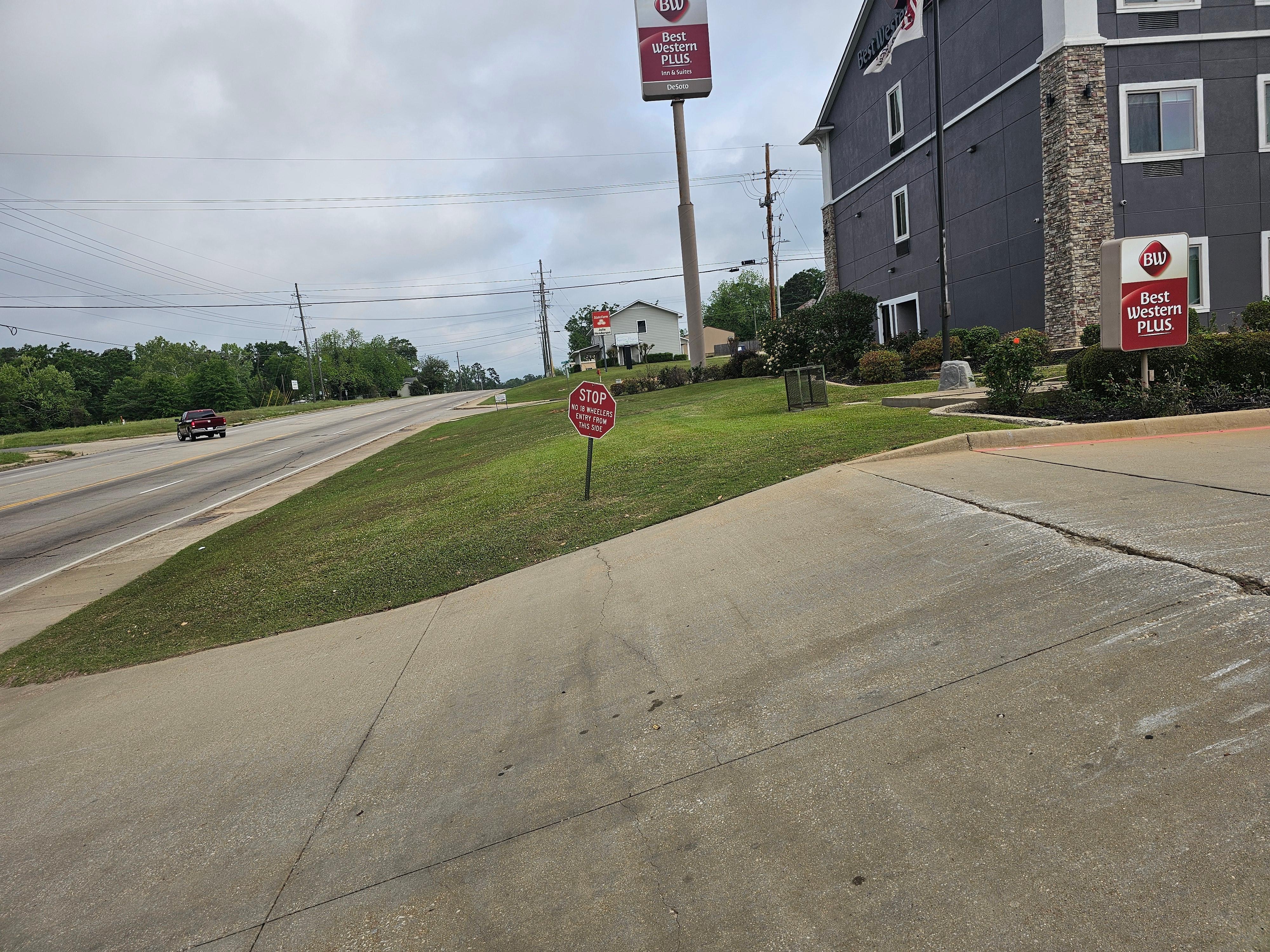 The sign for 18 Wheeler's.  As you can see they have room to correct the transition but choose not to.