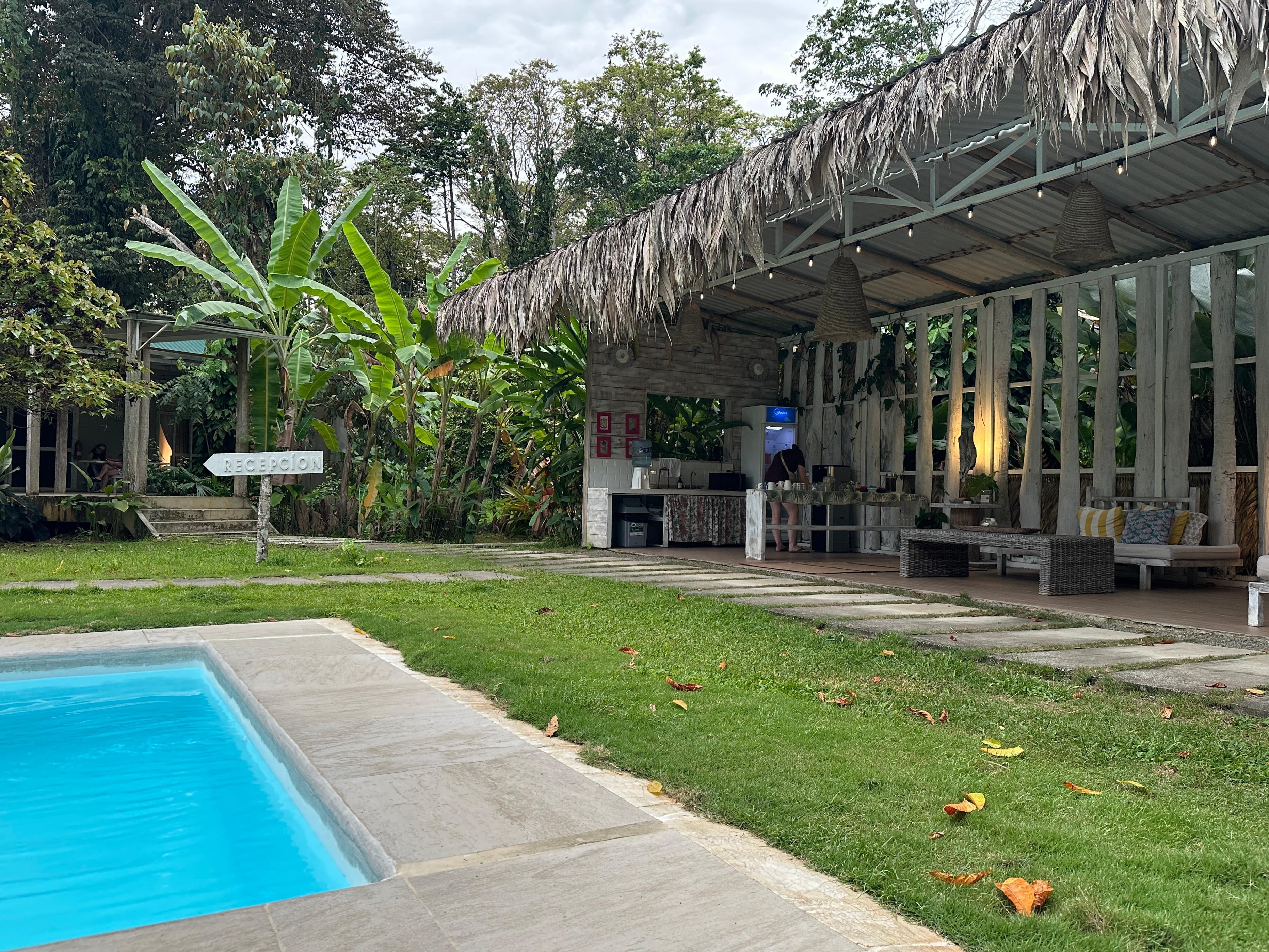 Pool und Aufenthaltsbereich mit Kühlschrank, Mikrowelle und Wasserspender (heiß/kalt)