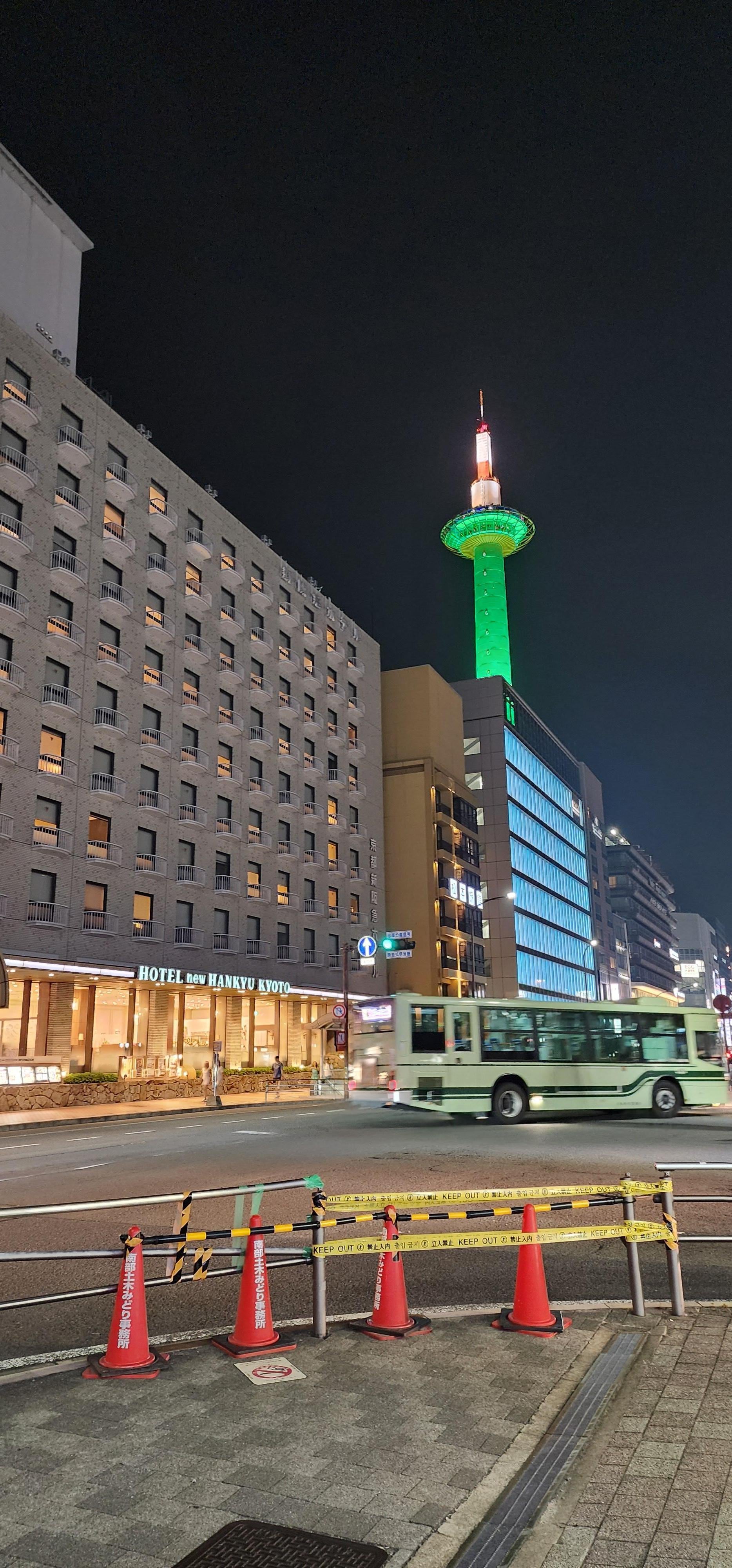 ホテル建物の奥には京都タワーがあります。瀟洒なホテルです。