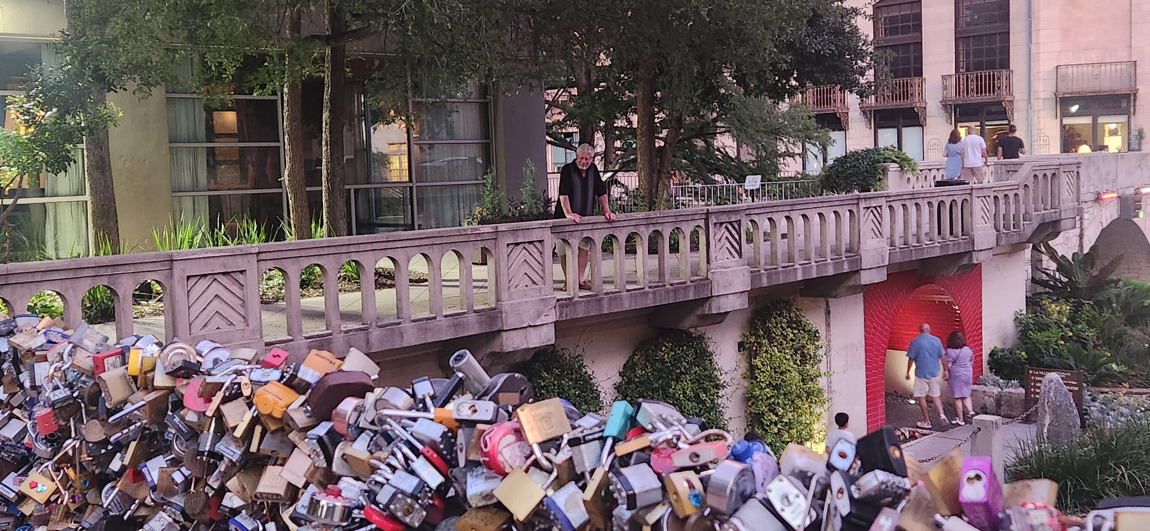 Apartment located right by the Lock Bridge.