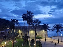 Vue depuis la terrasse de l'appartement en direction du bastion et de la vieille ville.