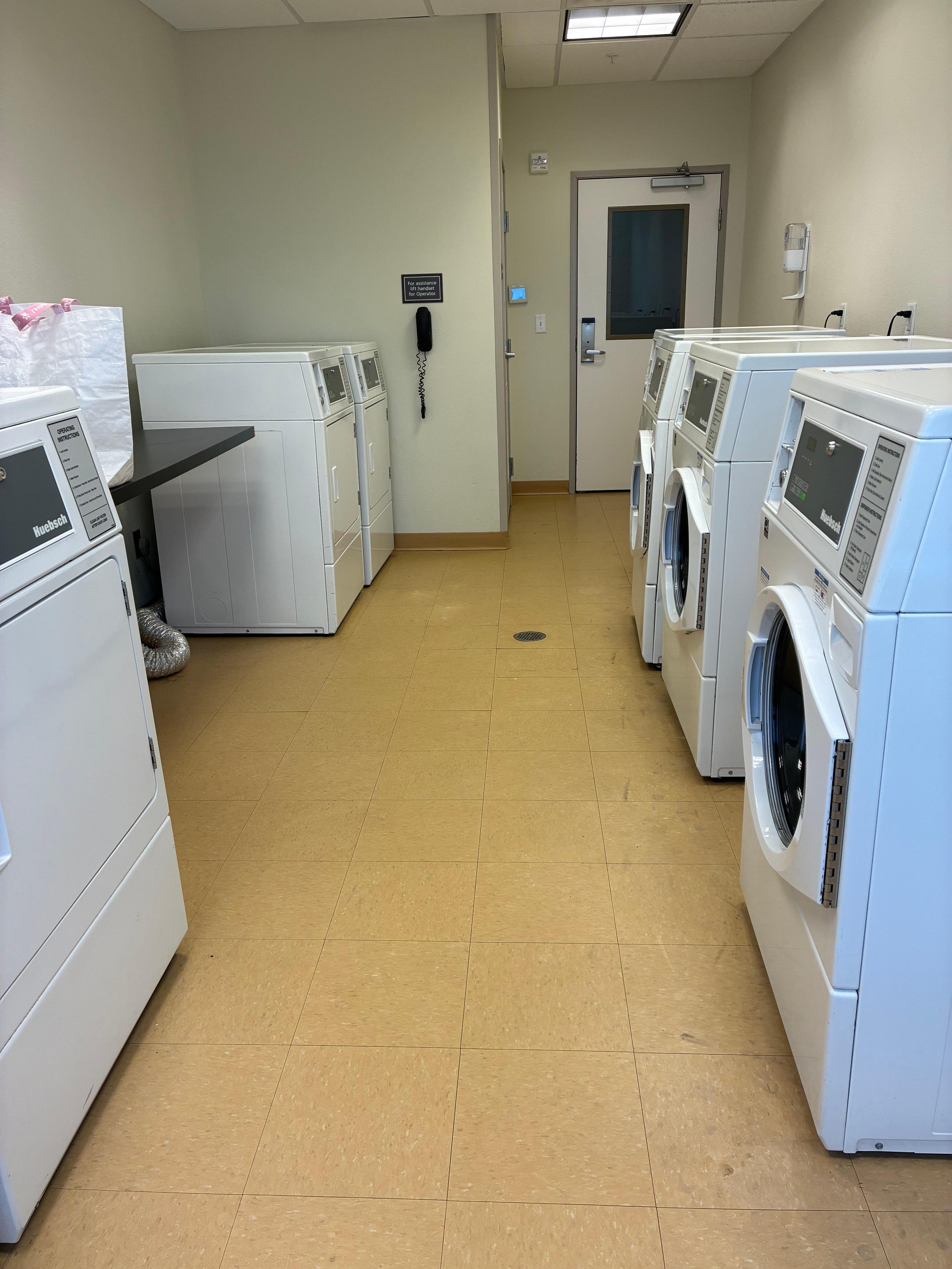 ランドリーを使わせていただきましたが、清潔で、日本と同じ、普段通りの仕上がりになりました。
利用料金は洗濯2ドル、乾燥機2ドルで、いずれも25セント硬貨使用です。