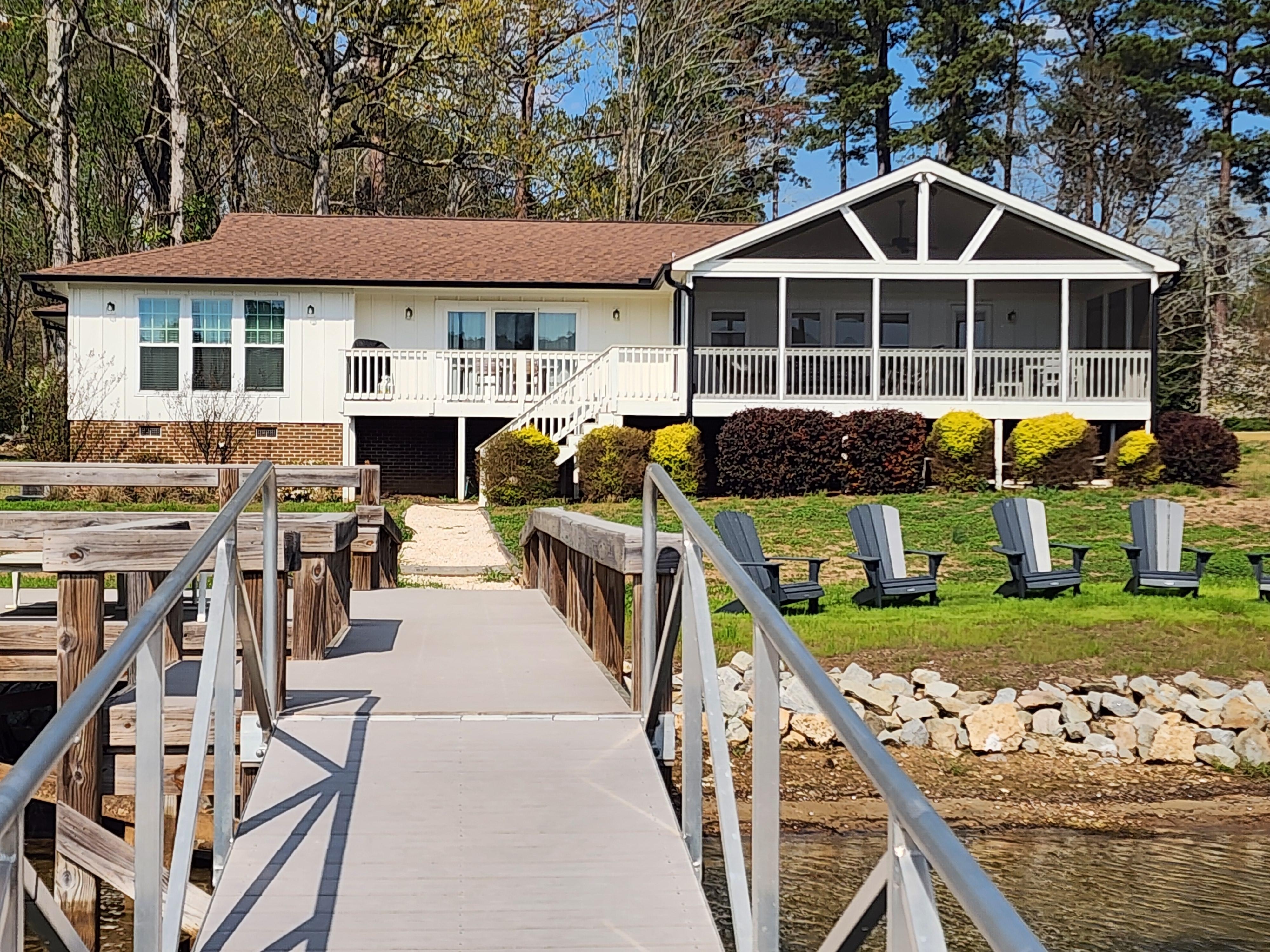 Large screened in porch.