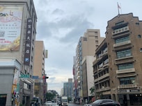 林百貨店の道路挟んで目の前の好立地です。