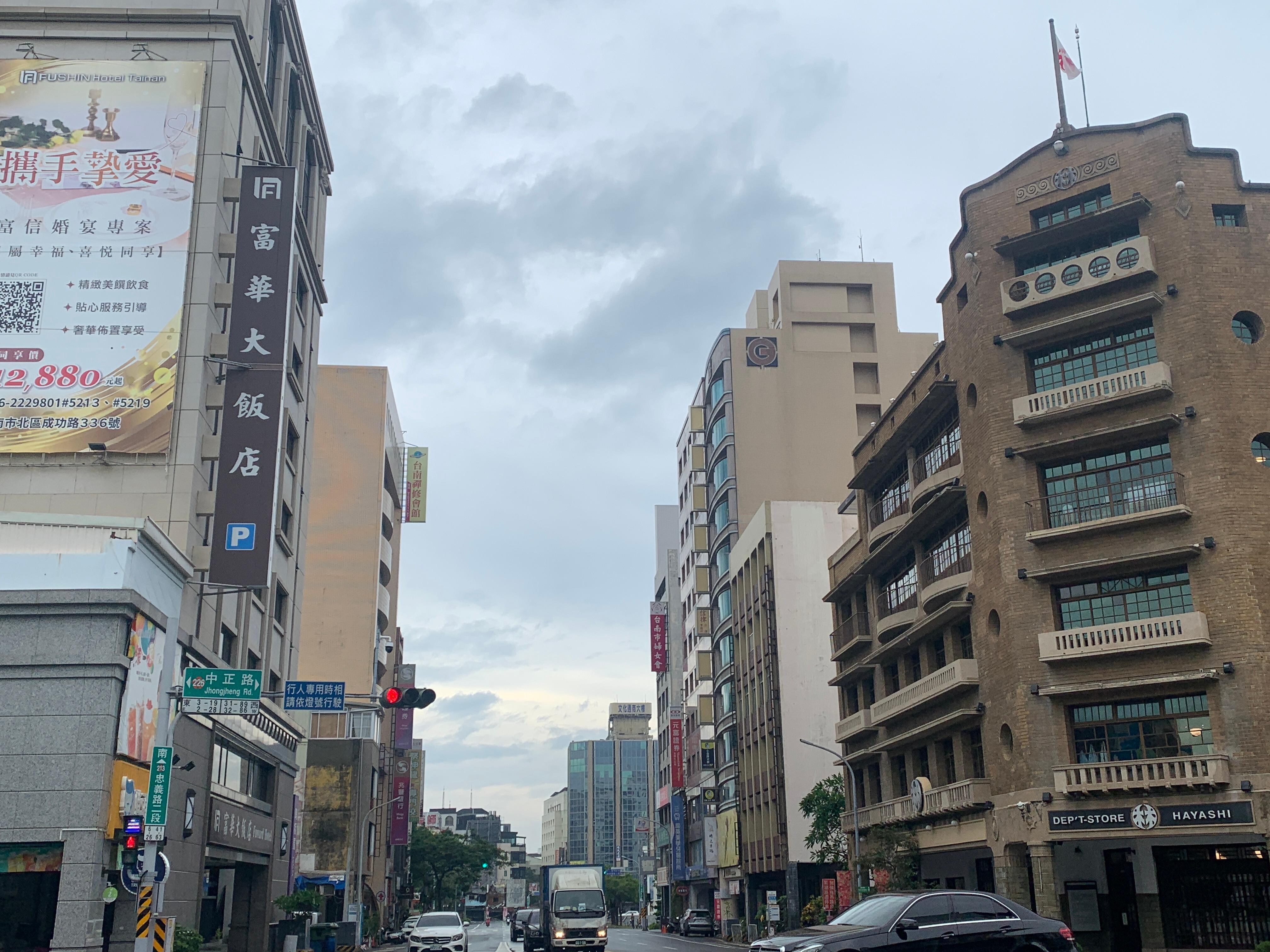 林百貨店の道路挟んで目の前の好立地です。