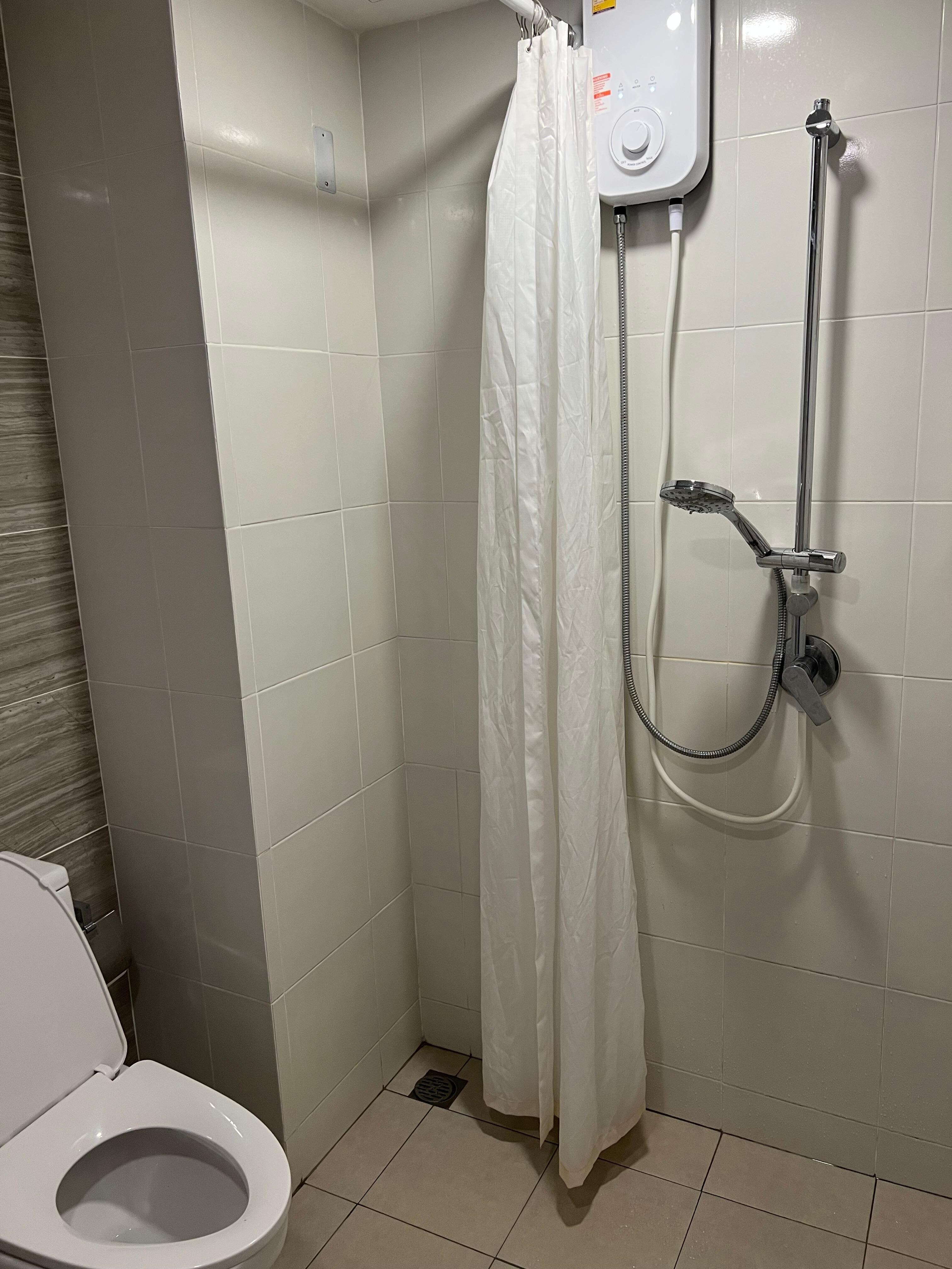 トイレとシャワー共同。いかにもタイっぽいトイレだよな。