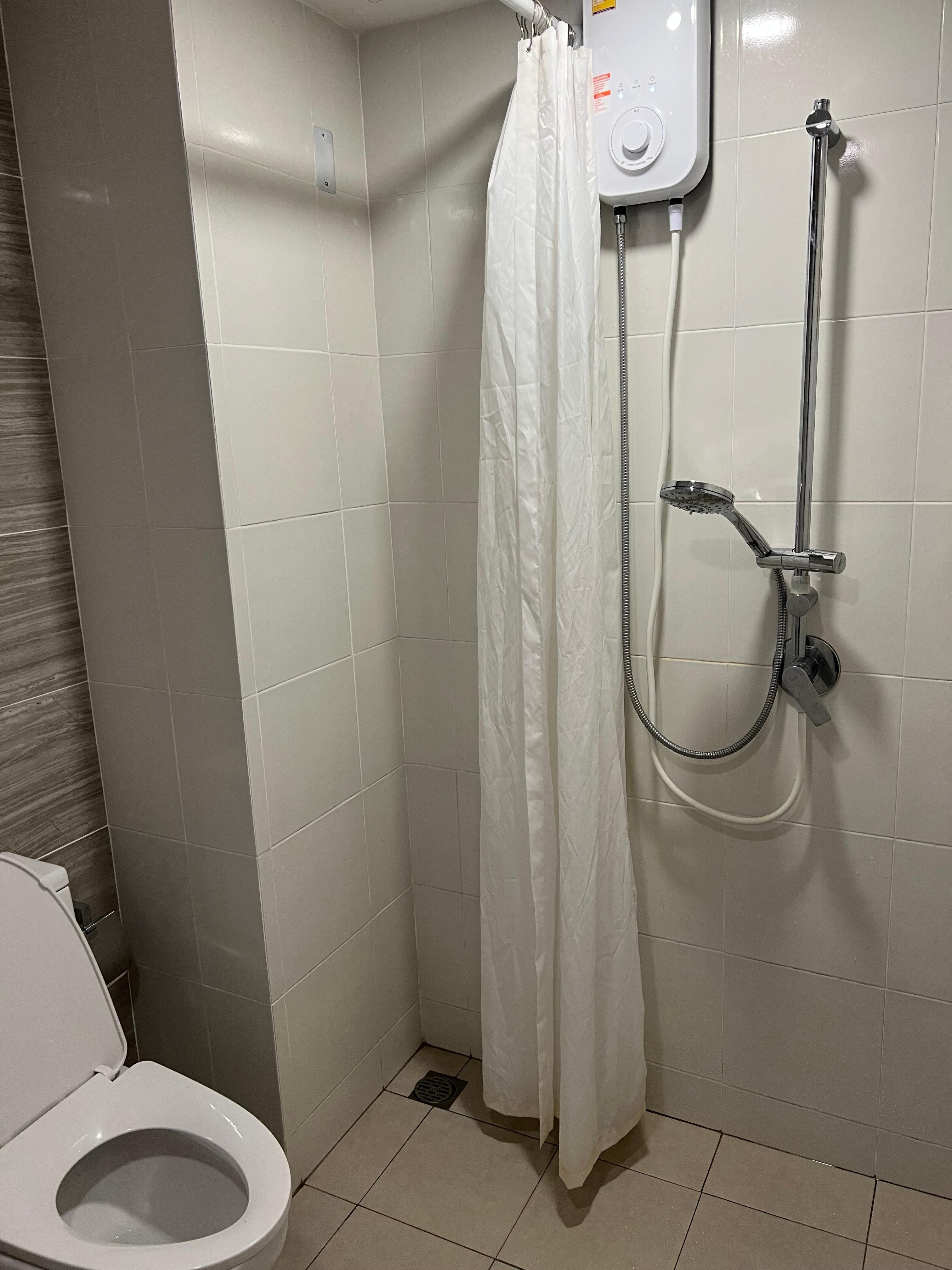 トイレとシャワー共同。いかにもタイっぽいトイレだよな。