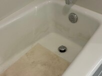 Unclean shower/tub