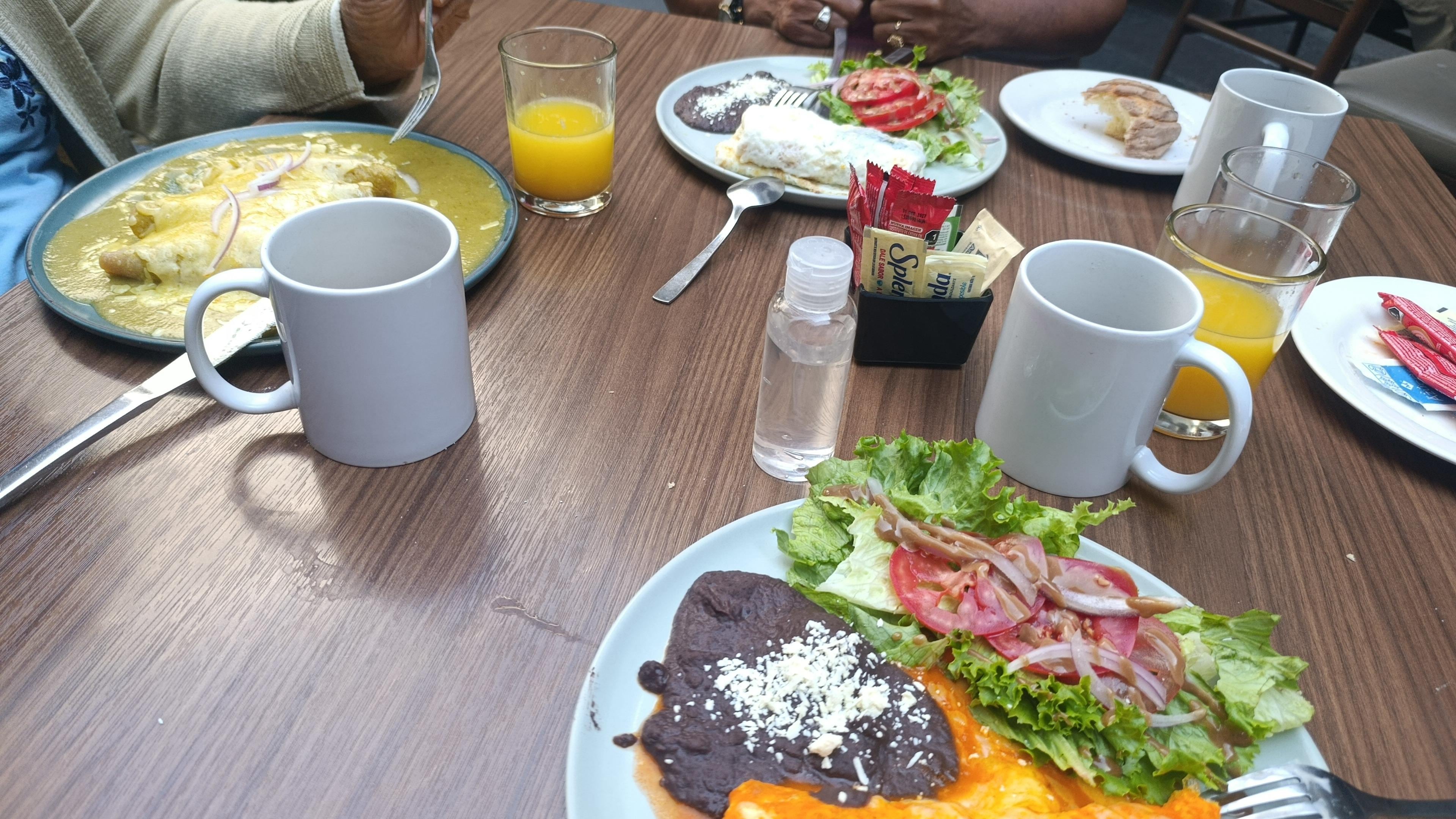 El desayuno muy rico y con buena presentación 