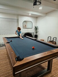 Great pool table! Nice design.