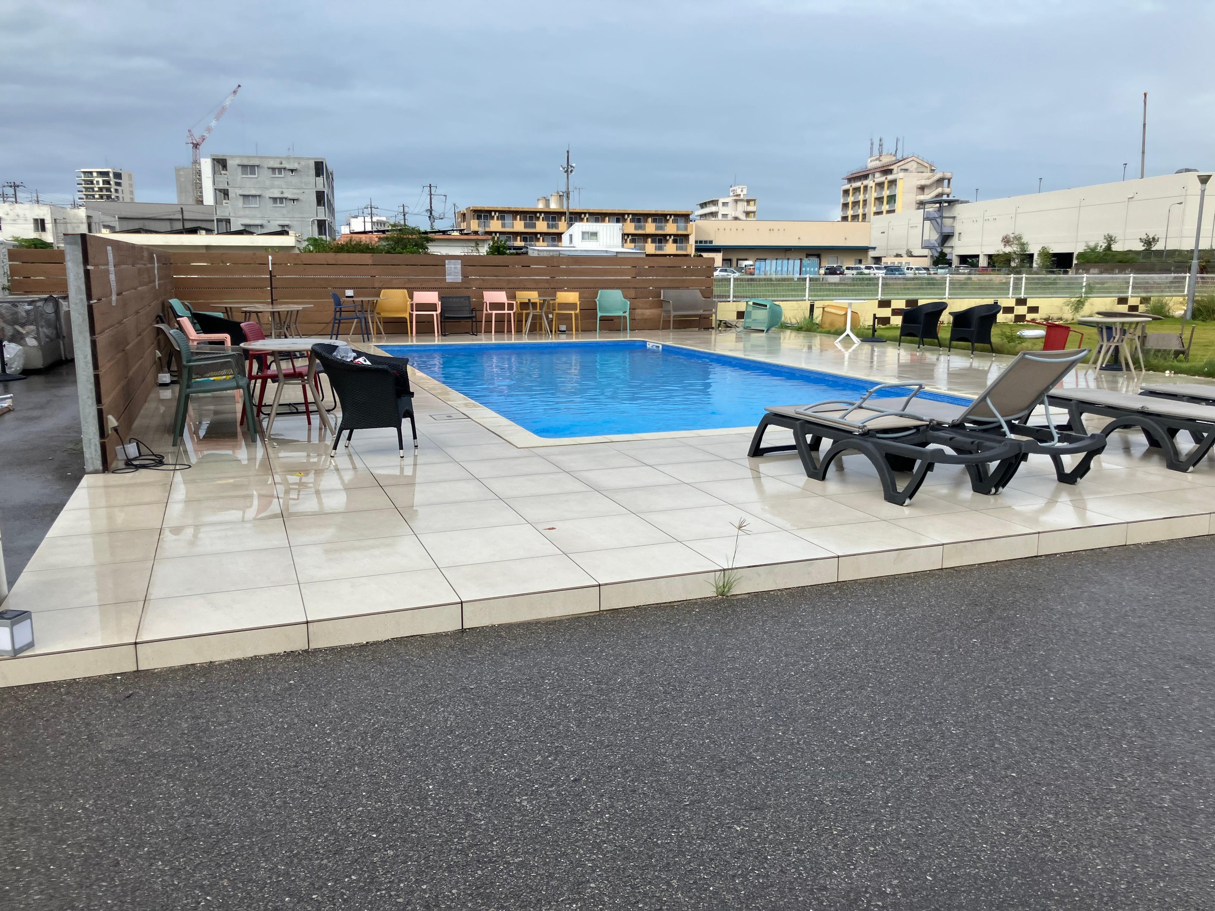 駐車場の隣にプール。雨の日にも入っている人たちが。