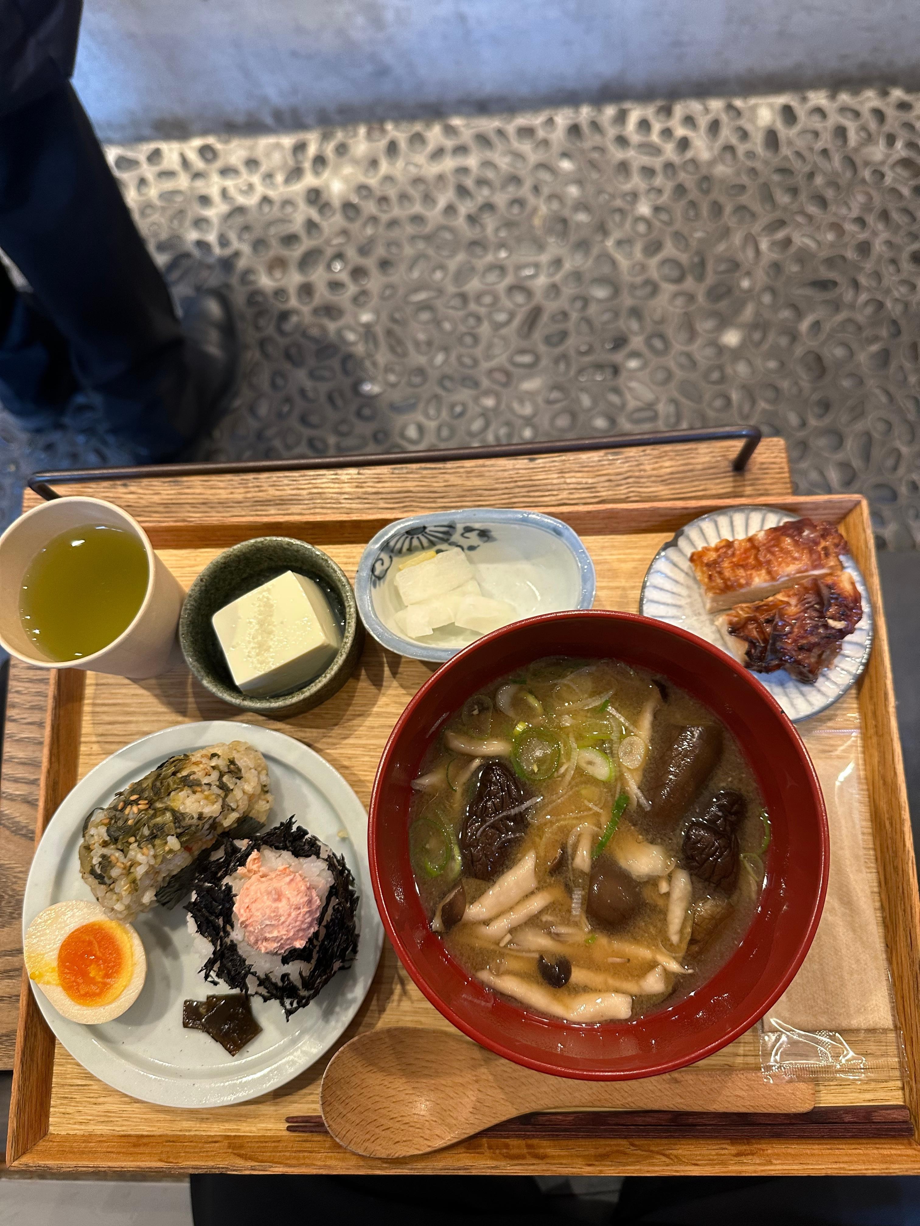 近くに8時から営業している人気のおにぎり屋さんがあります。日本語が喋れなくても大丈夫です。