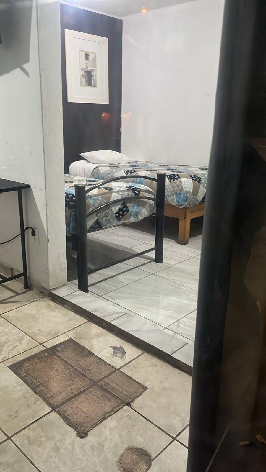 Camas como si fueran colección de sobras de casas.