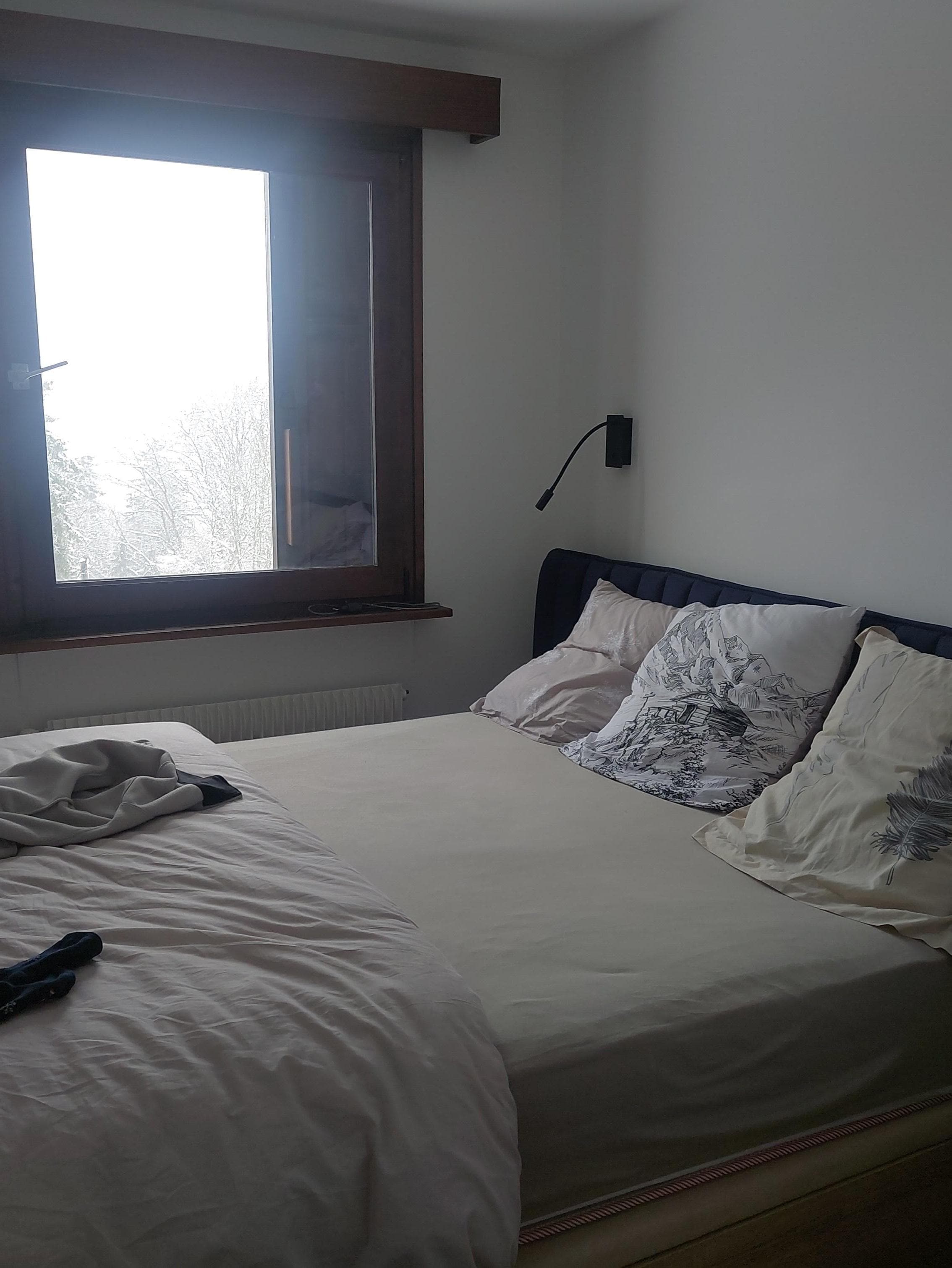 Chambre avec grand lit