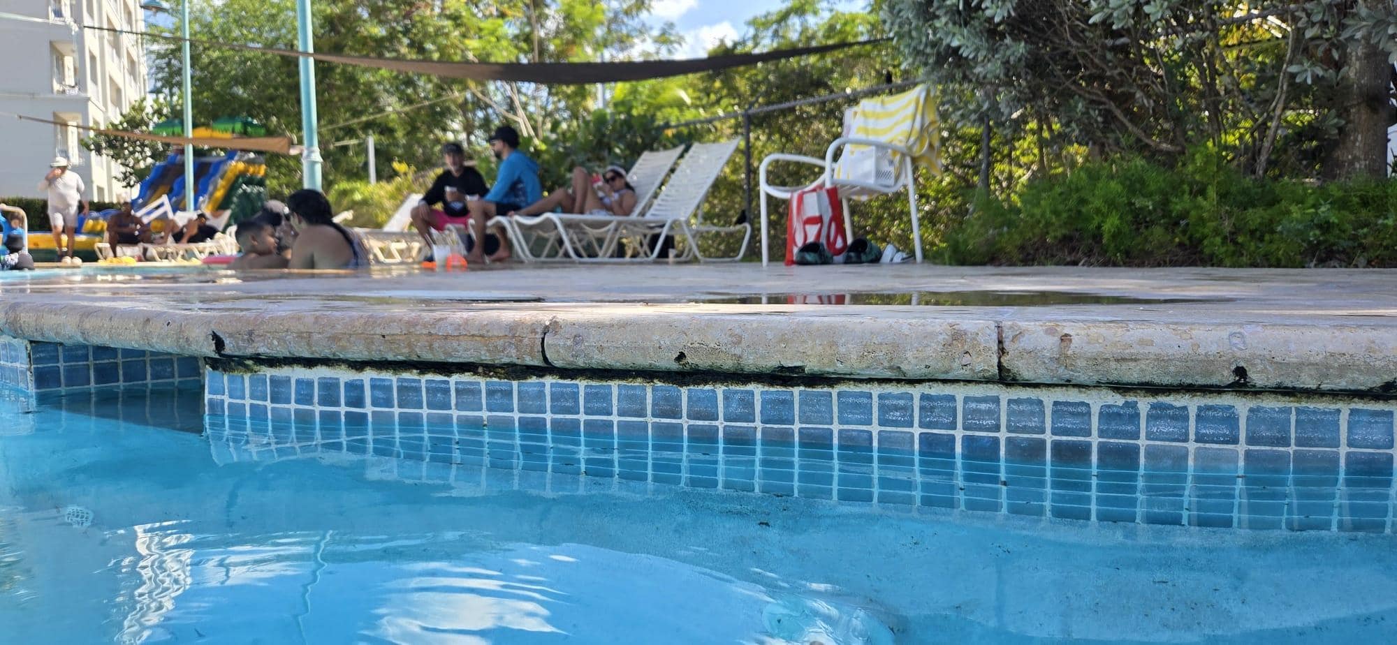 Ese limo esta en los bordes.  Necesita pintura en general y montar los chorritos para los niños.  Tirnen chorrera de agua para resolver