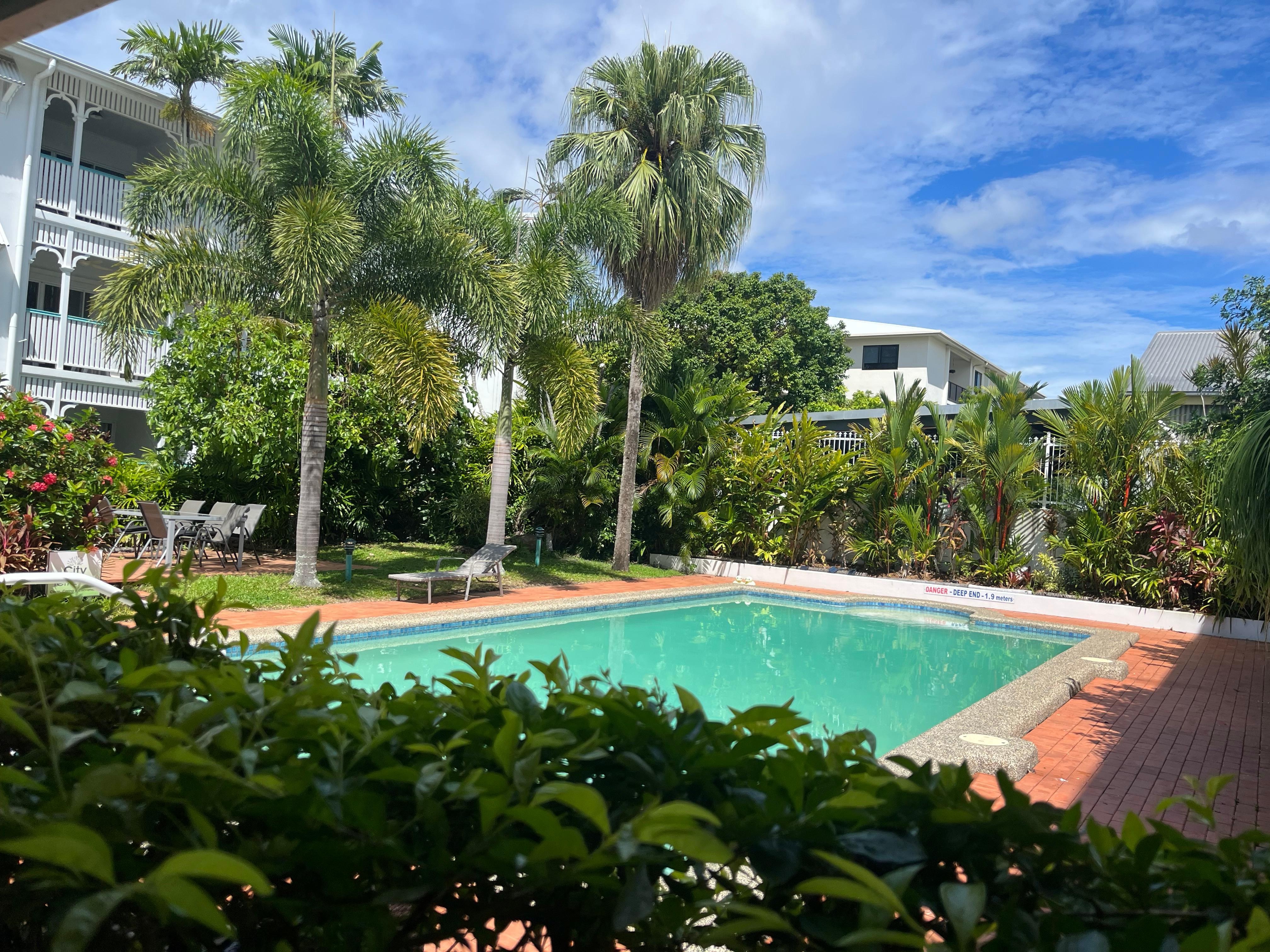 プールはきちんと清掃されてとても綺麗です。深いところもあるので子供には注意が必要です。