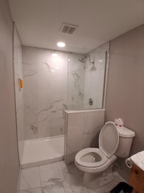 No hooks or towel bars