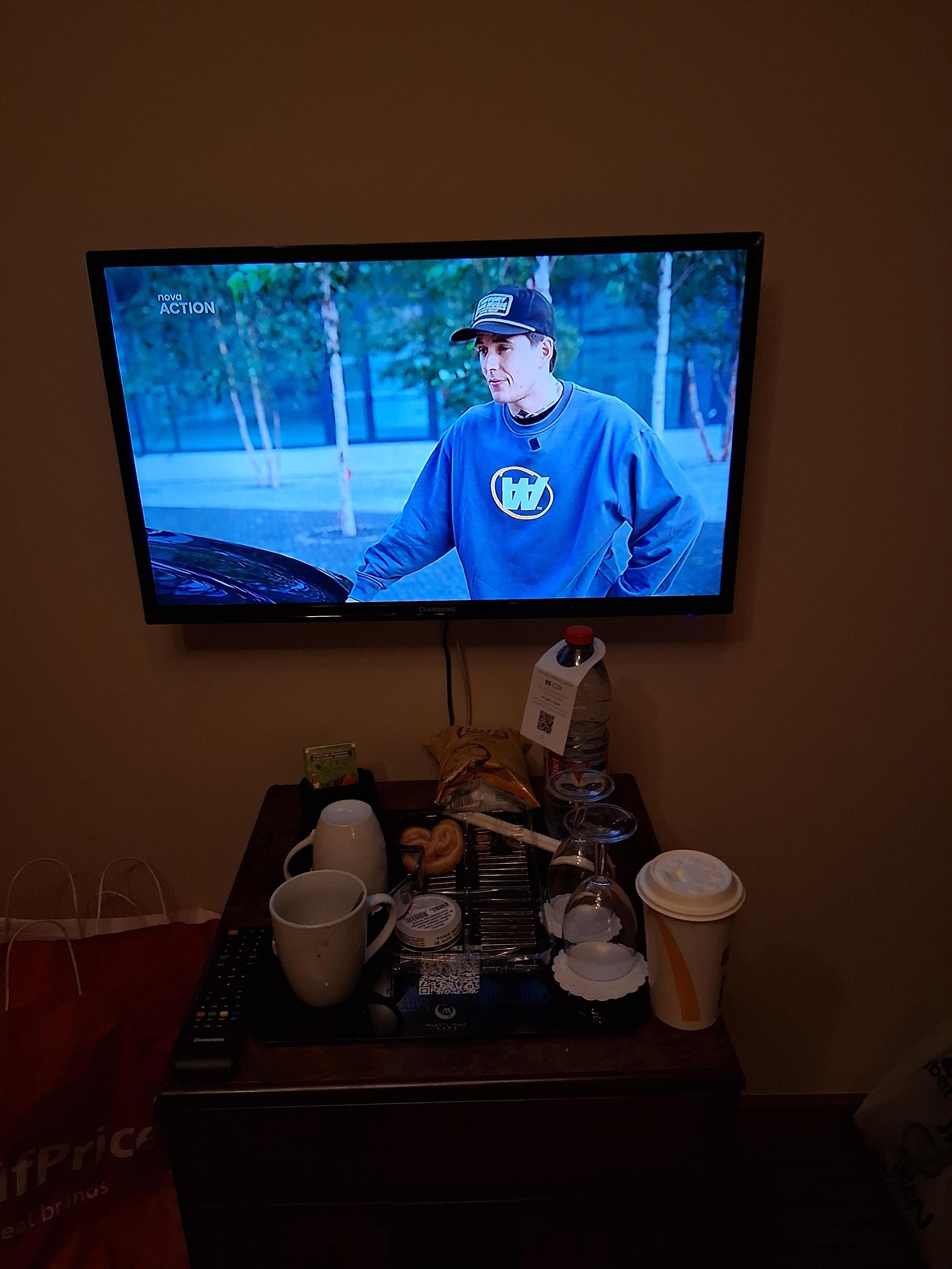 Det stod att det skulle finns satellit kanaler.det inga bara tjeckst talande skit