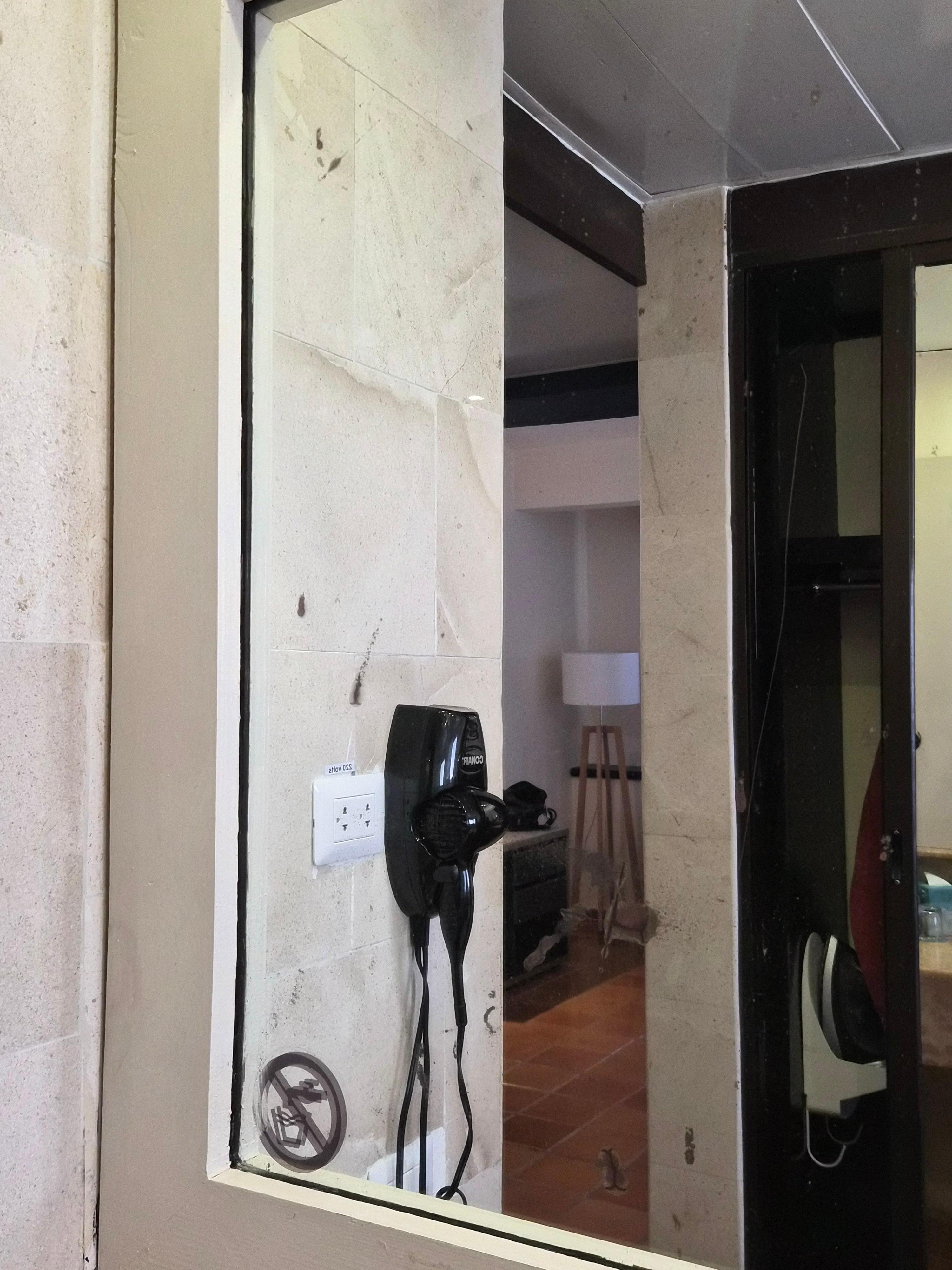 These photos were taken in the 1st room.