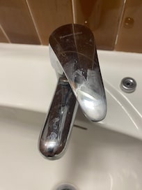 lavabo salle de bain dans un état déplorable