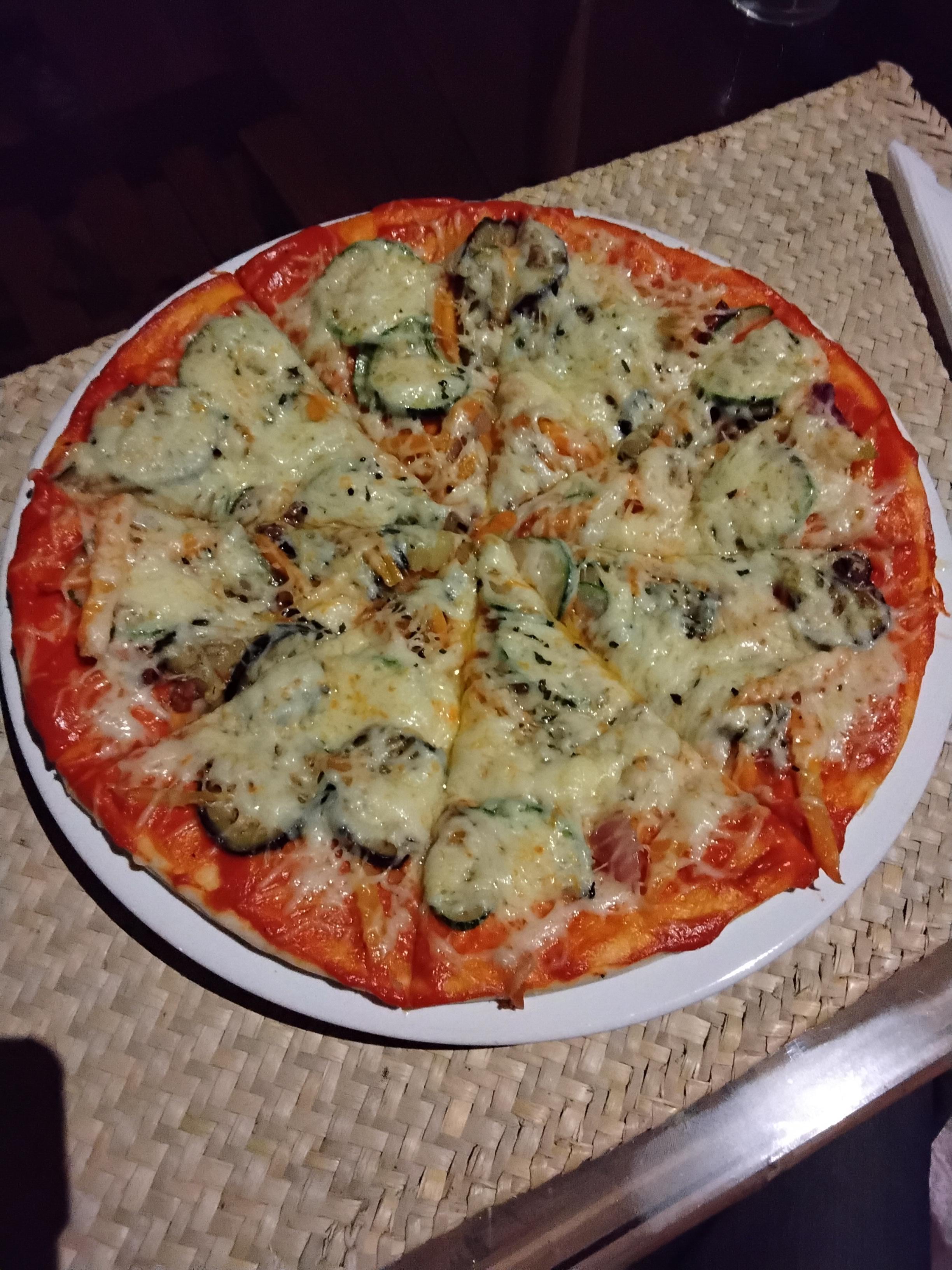 Pizza végétarienne aux légumes frais