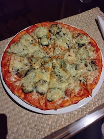 Pizza végétarienne aux légumes frais