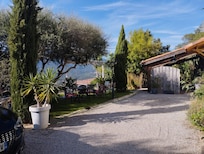 Devant la maison.. la terrasse et la cuisine d'été