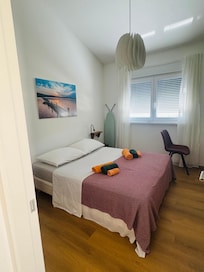 Schlafzimmer mit bequemen Doppelbett