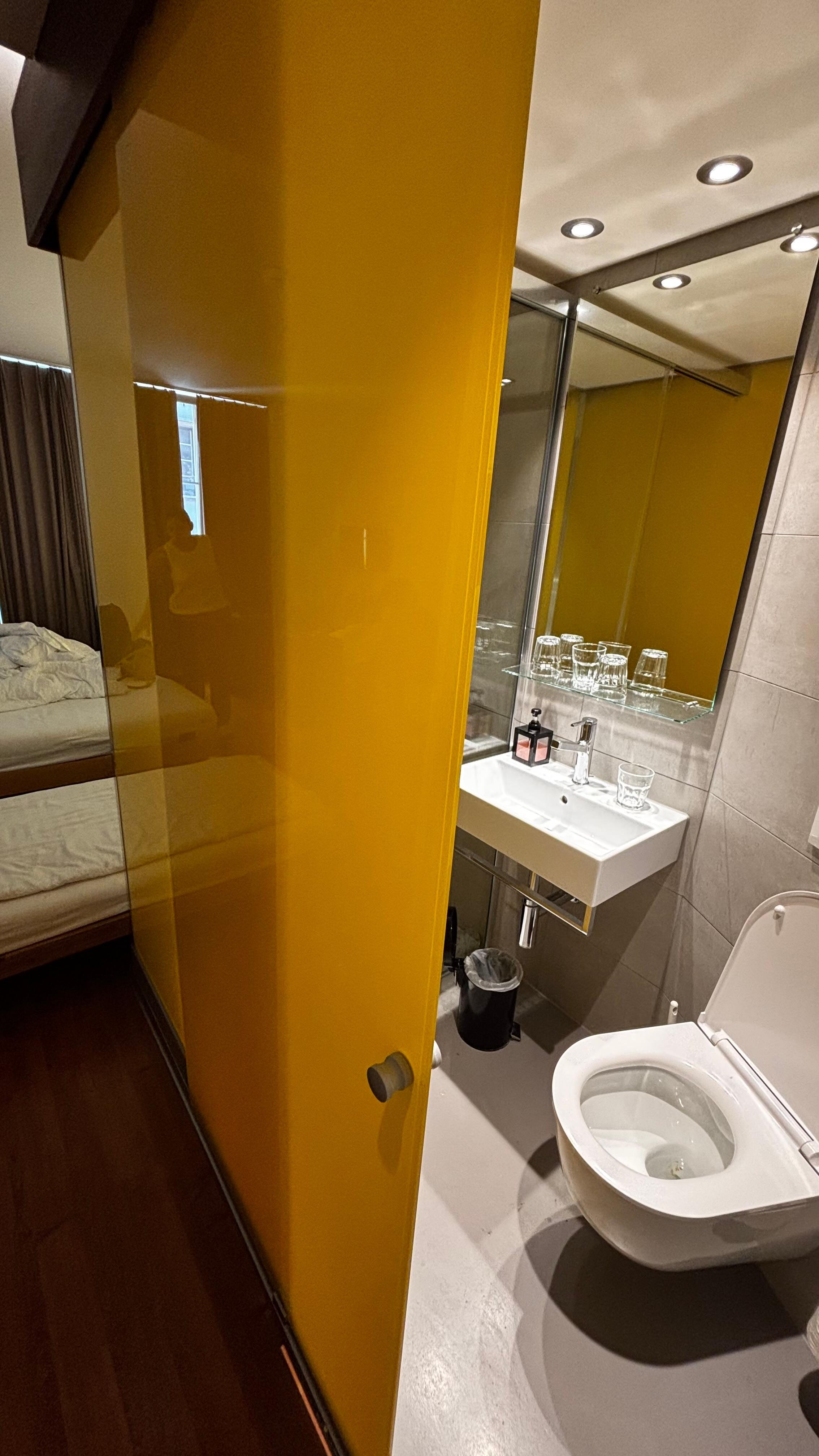 kleines und schlecht angepasstes Badezimmer