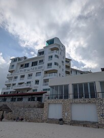 Restaurant de l'hôtel à droite.