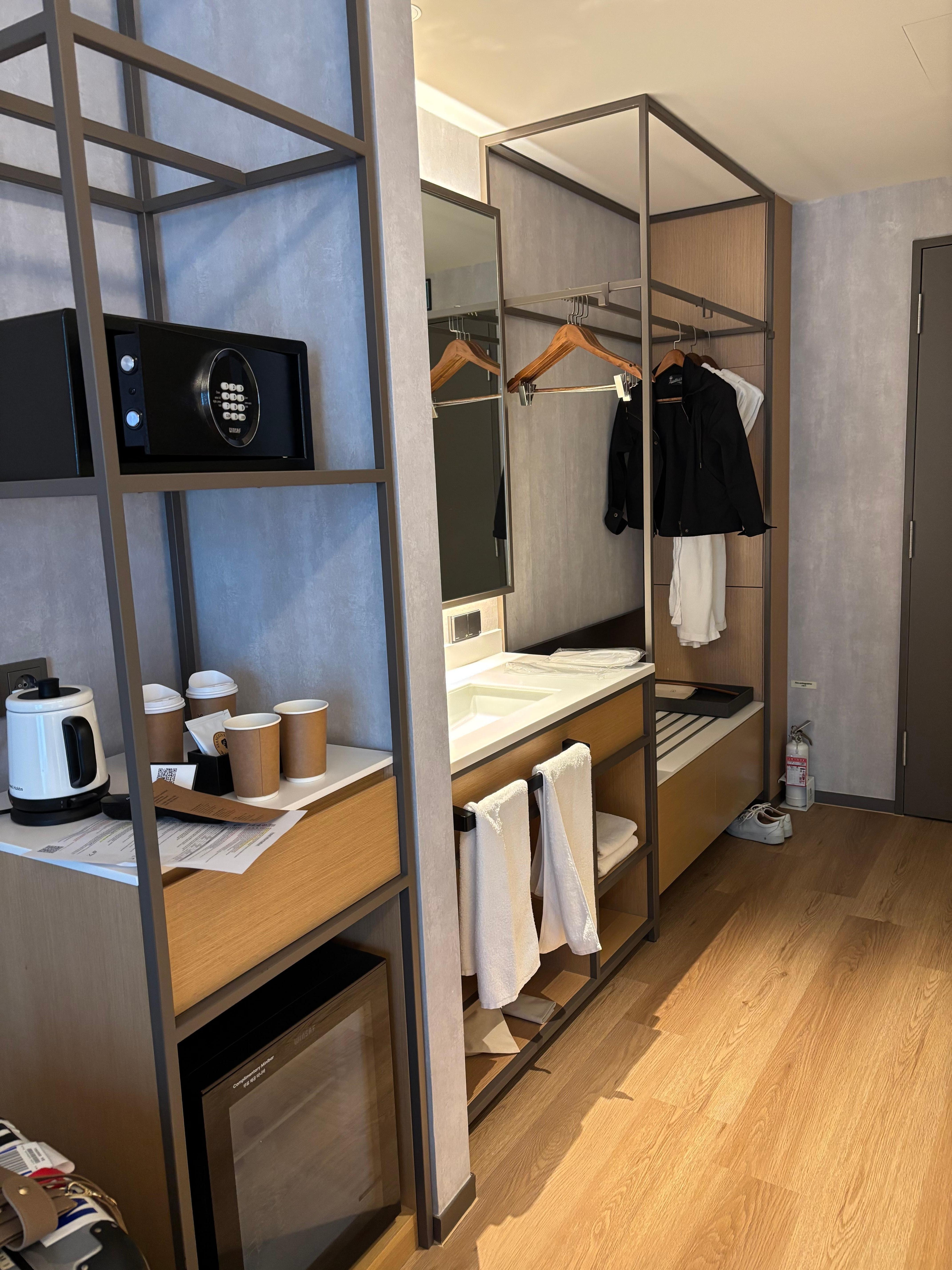 ドリップコーヒー
ティパックあり。水は毎日1人１本冷蔵庫に入ってました