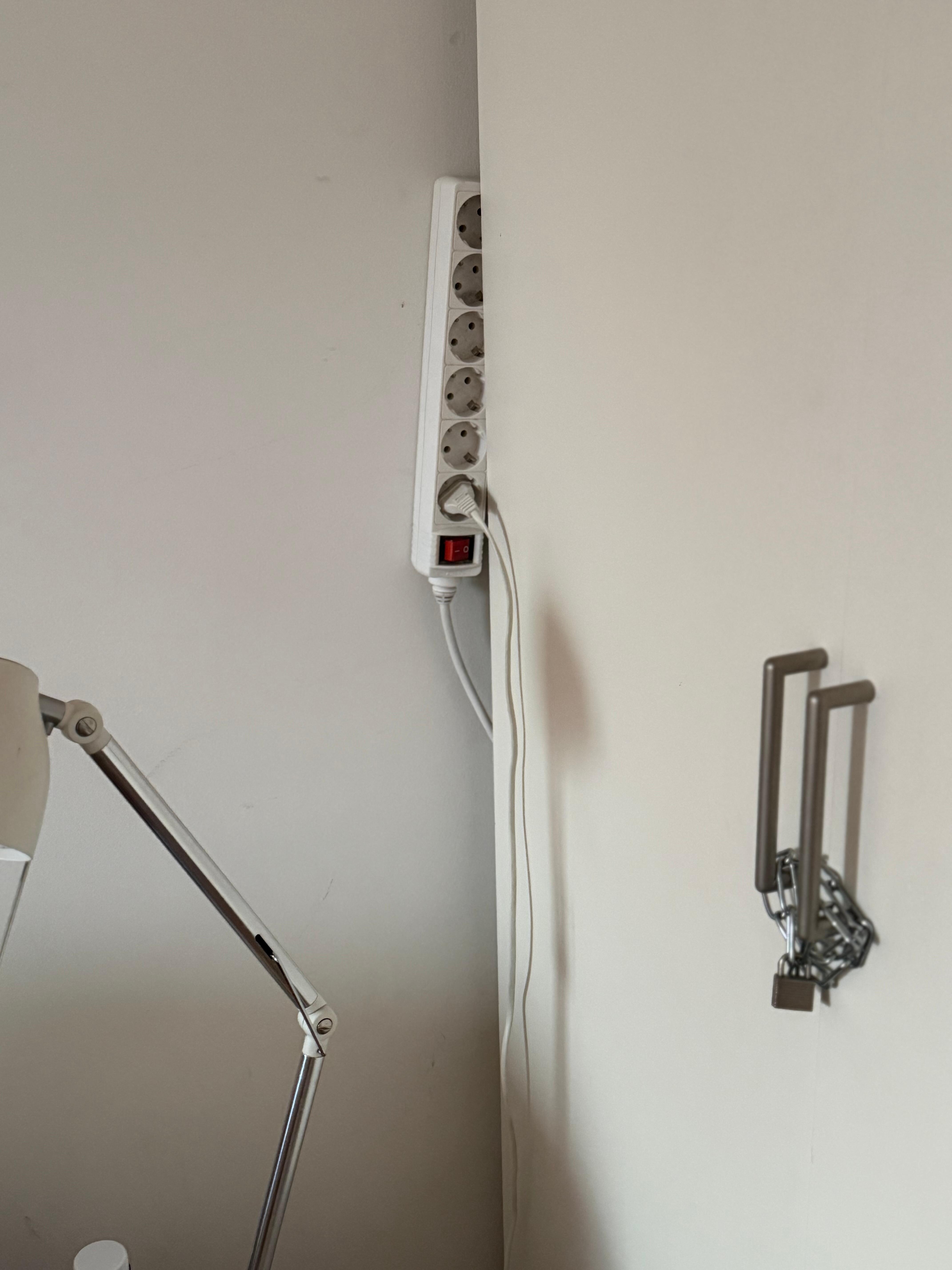 Elektroinstallation für die Nachtischlampe im SZ. Schalter an der Lampe defekt