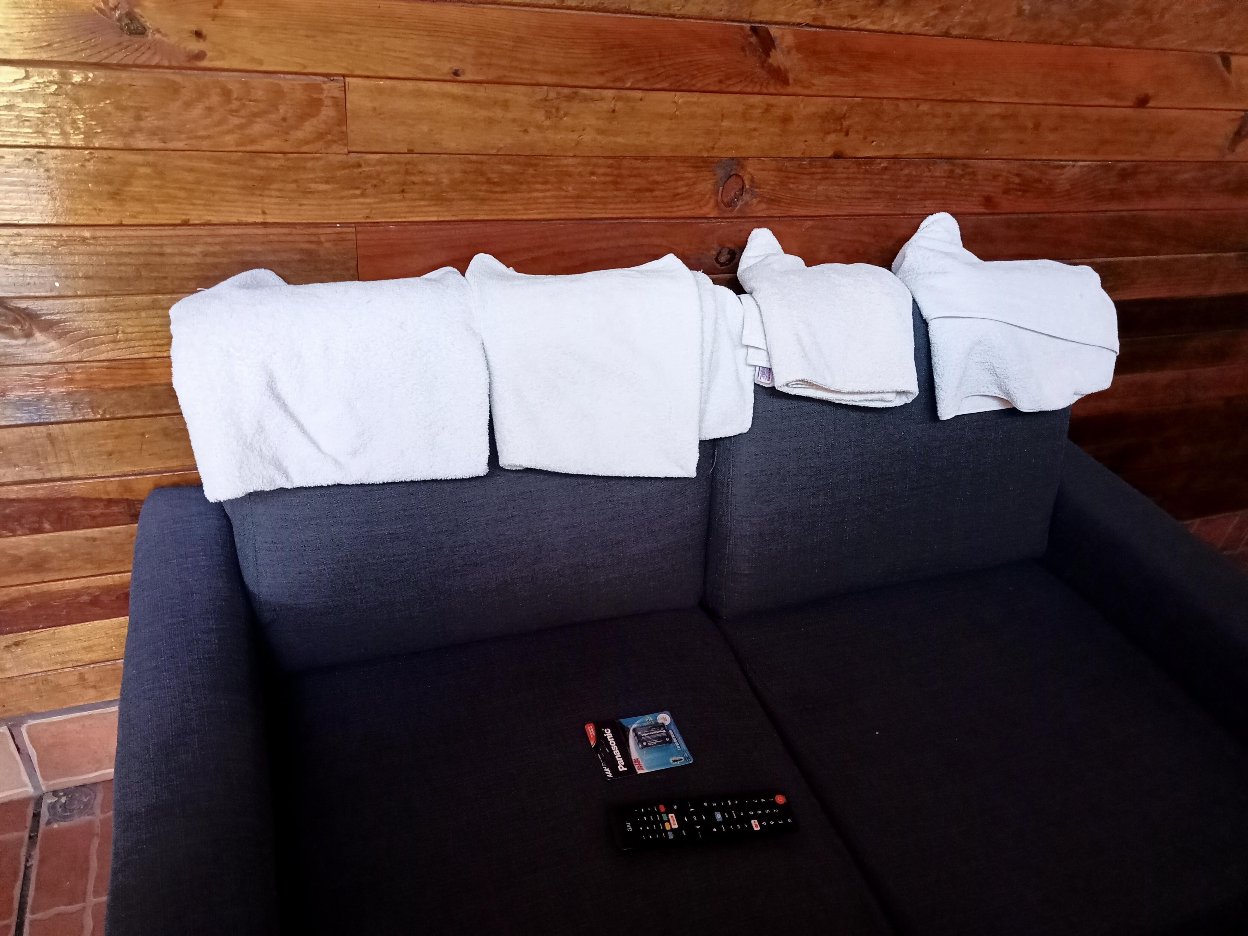 Las toallas nada más dan 4 y na dan para las manos y el control no jalaba nada más dieron pilas que por qué era eso la falla