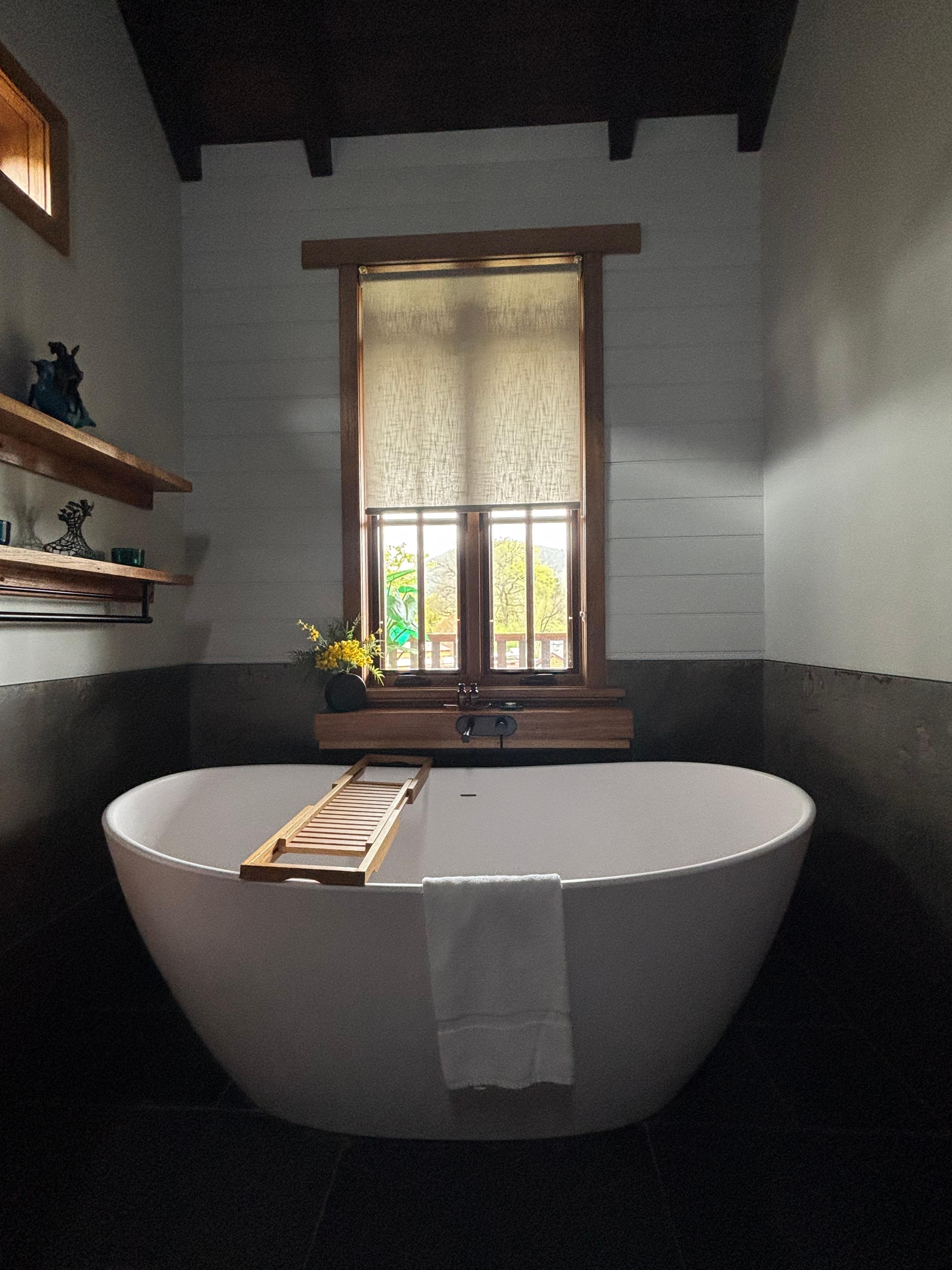 A deep bath with a beautiful view!