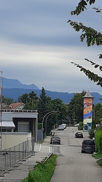 Der tatsÀchliche Blick aus dem Balkon auf die Berge, vor dem Haus eine Baustelle mit dem dazugehörigen LÀrm