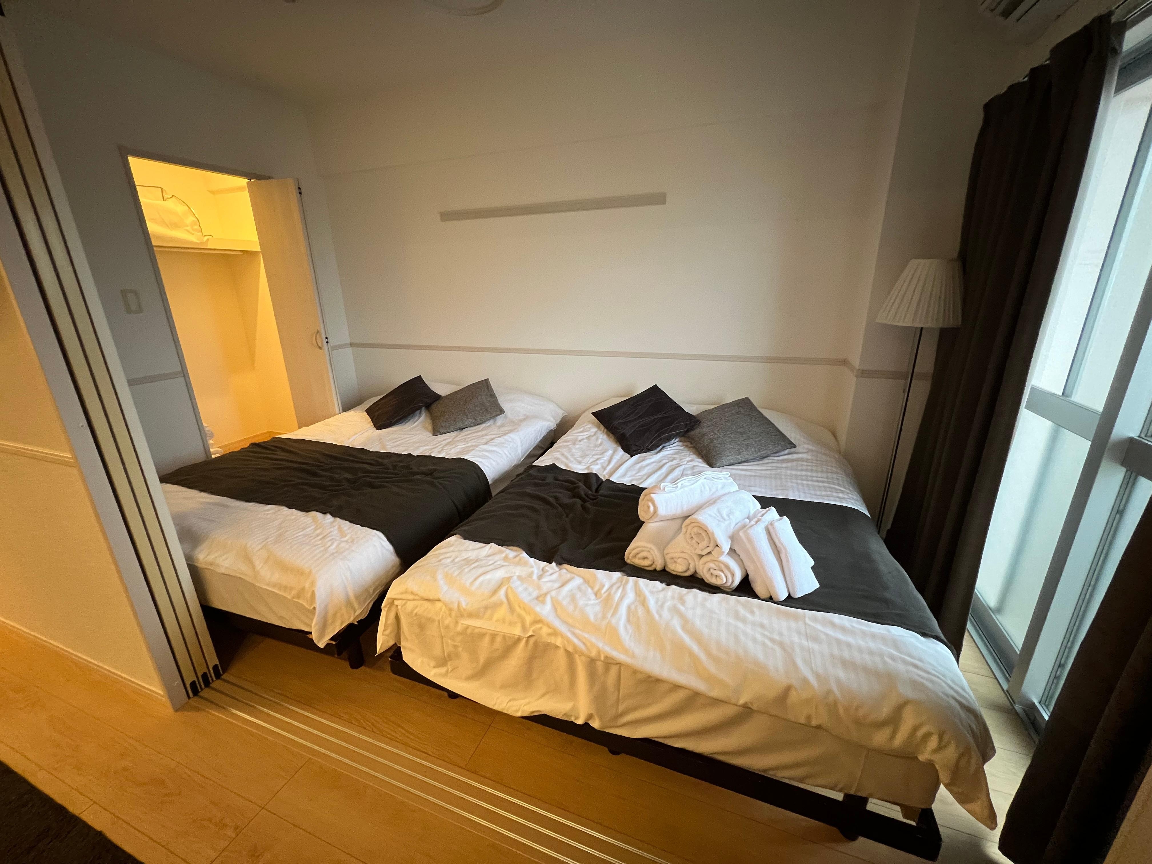 ダブルベッド左側にハンガーがかかっていますが、ベッドをまたがないと行けないので使わずでした。