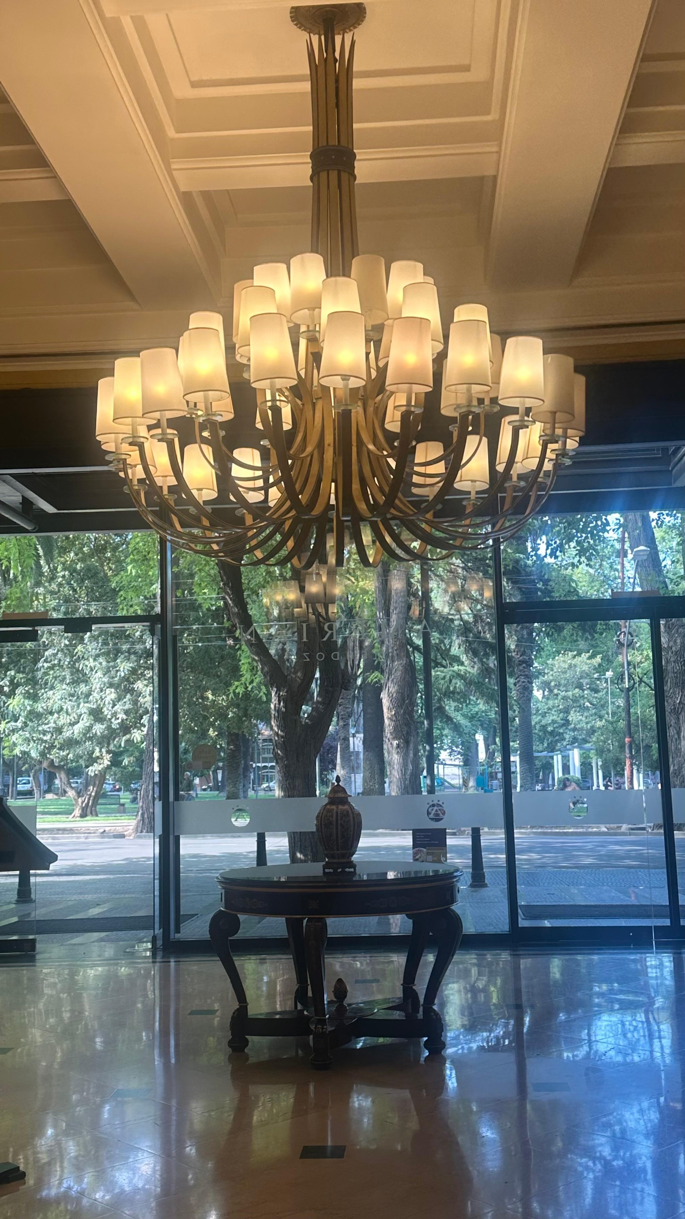 Desde la entrada se aprecia el parque iluminado muy bonito 